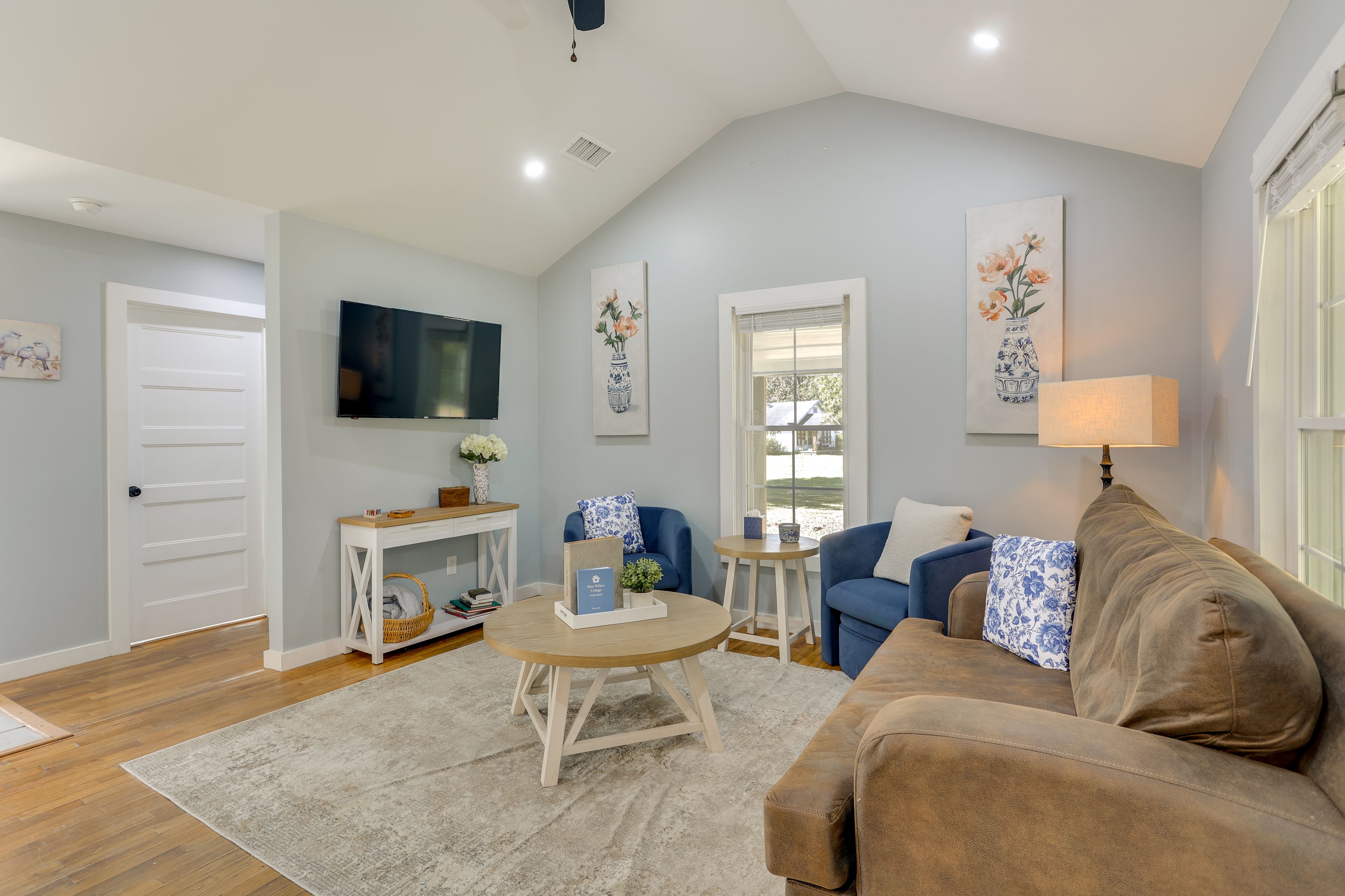 Living Room | Free WiFi | Central A/C & Heat