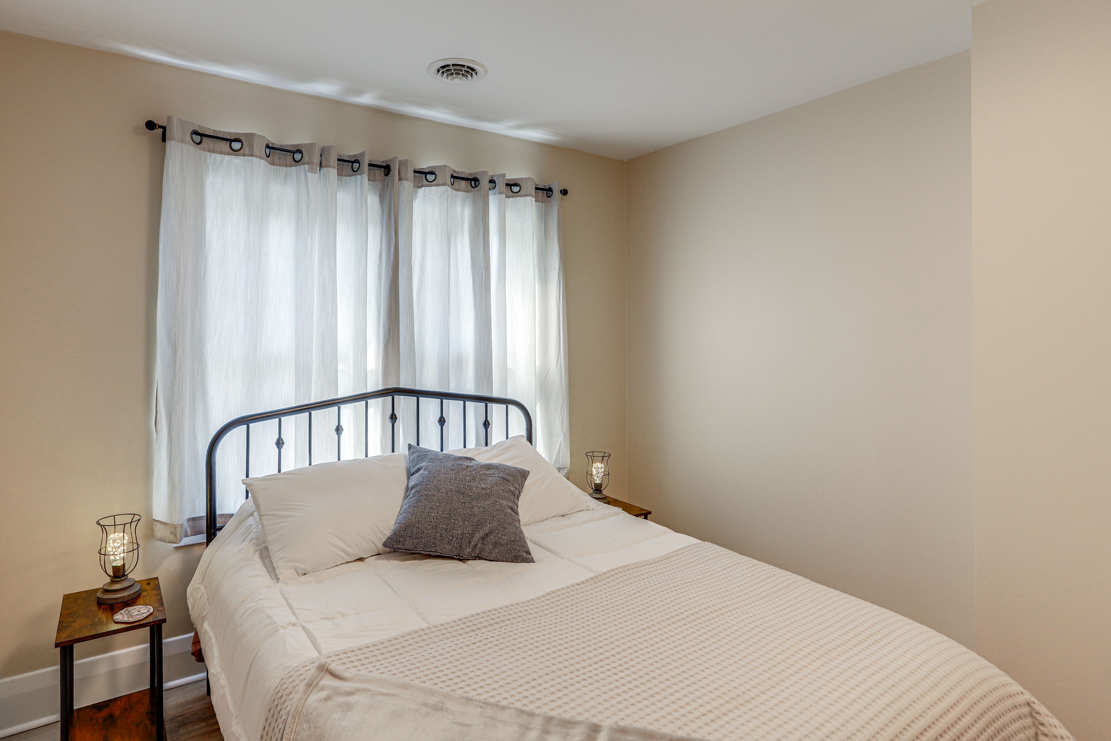 Bedroom 2 | 2nd Floor | Queen Bed