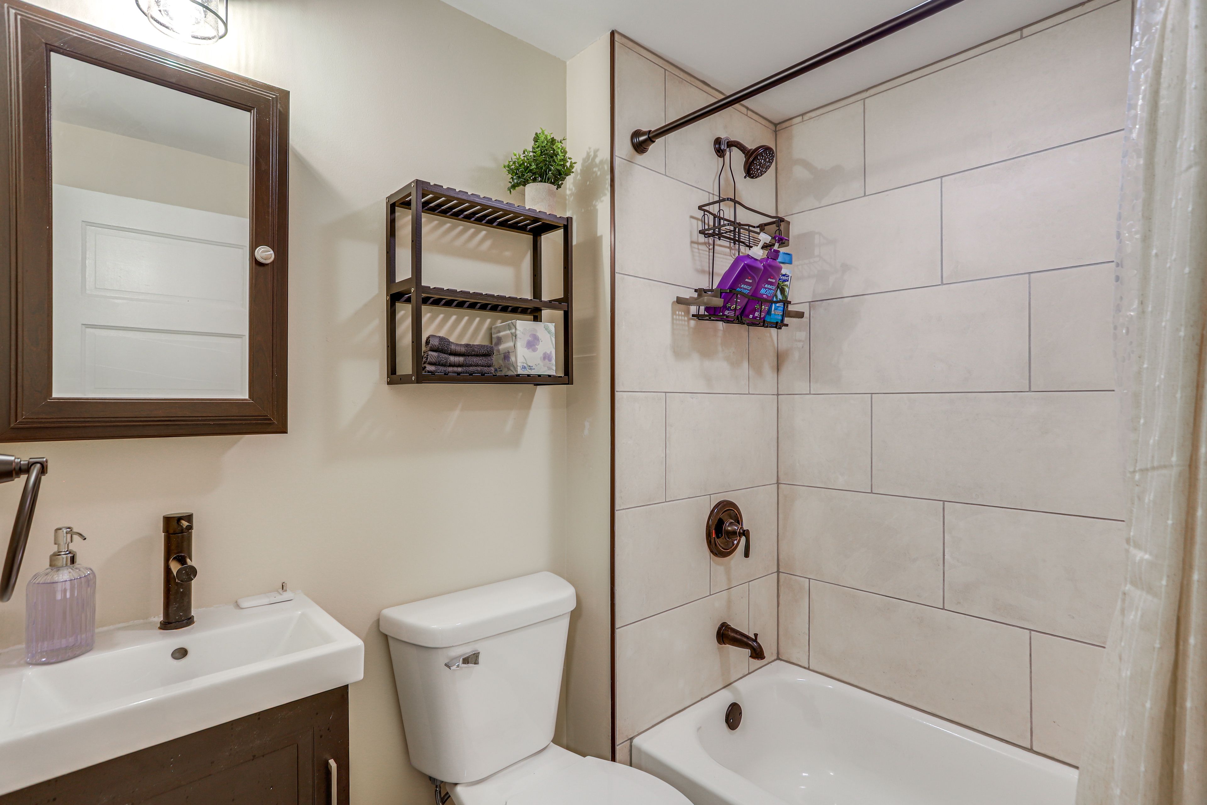 Bathroom | 2nd Floor | Towels Provided | Complimentary Toiletries | Hair Dryer