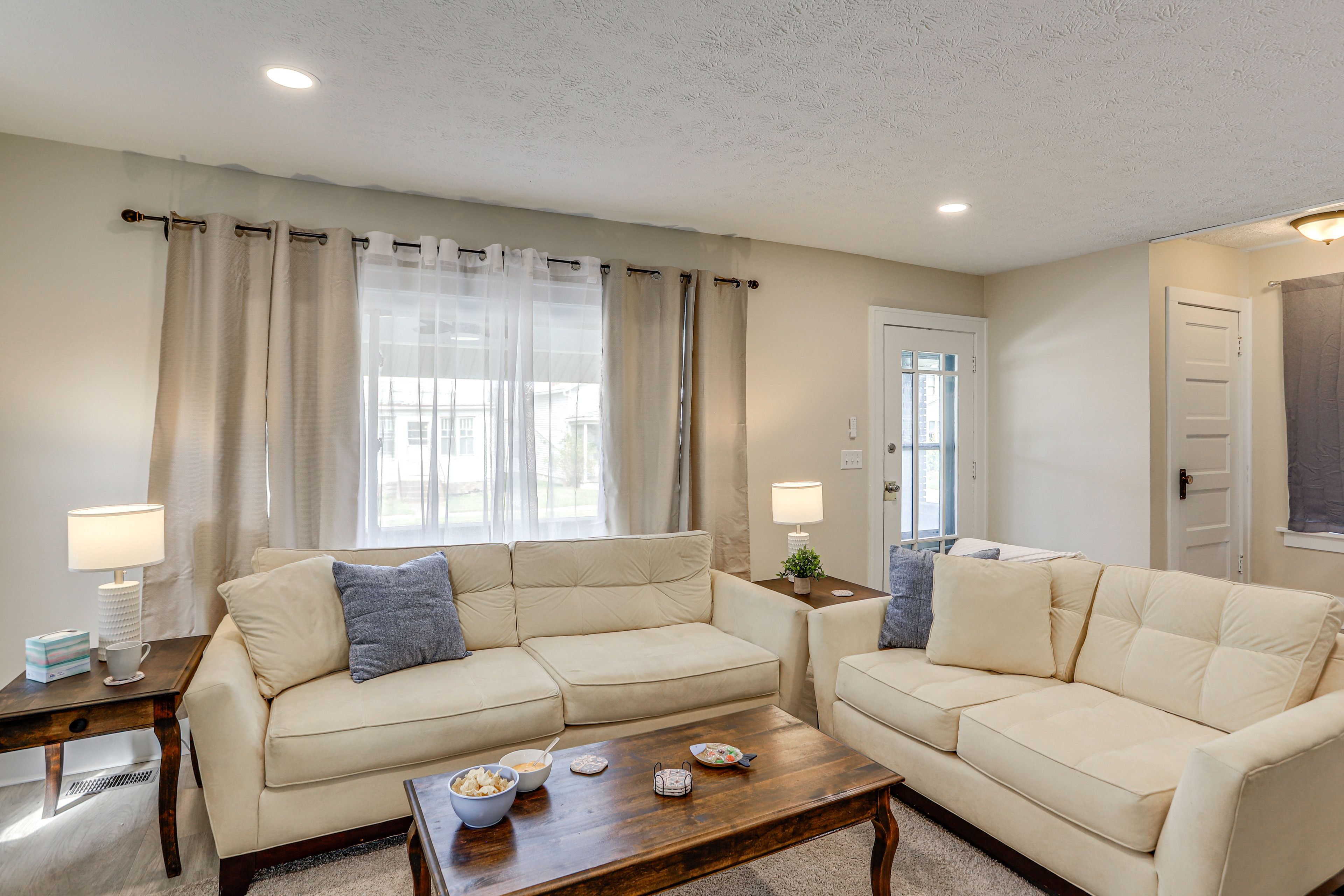 Living Room | 1st Floor | Smart TV | Free WiFi