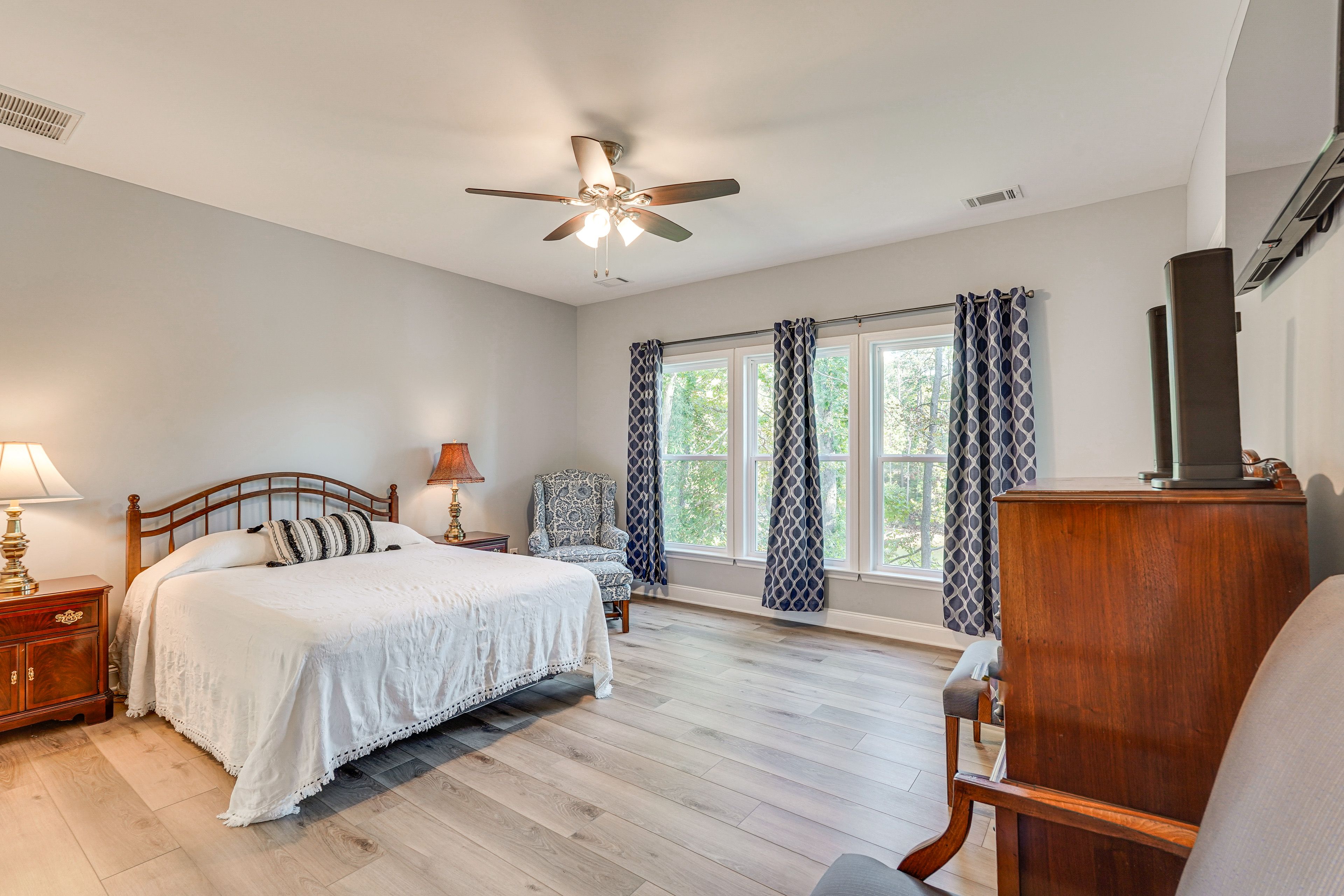 Bedroom 1 | Queen Bed