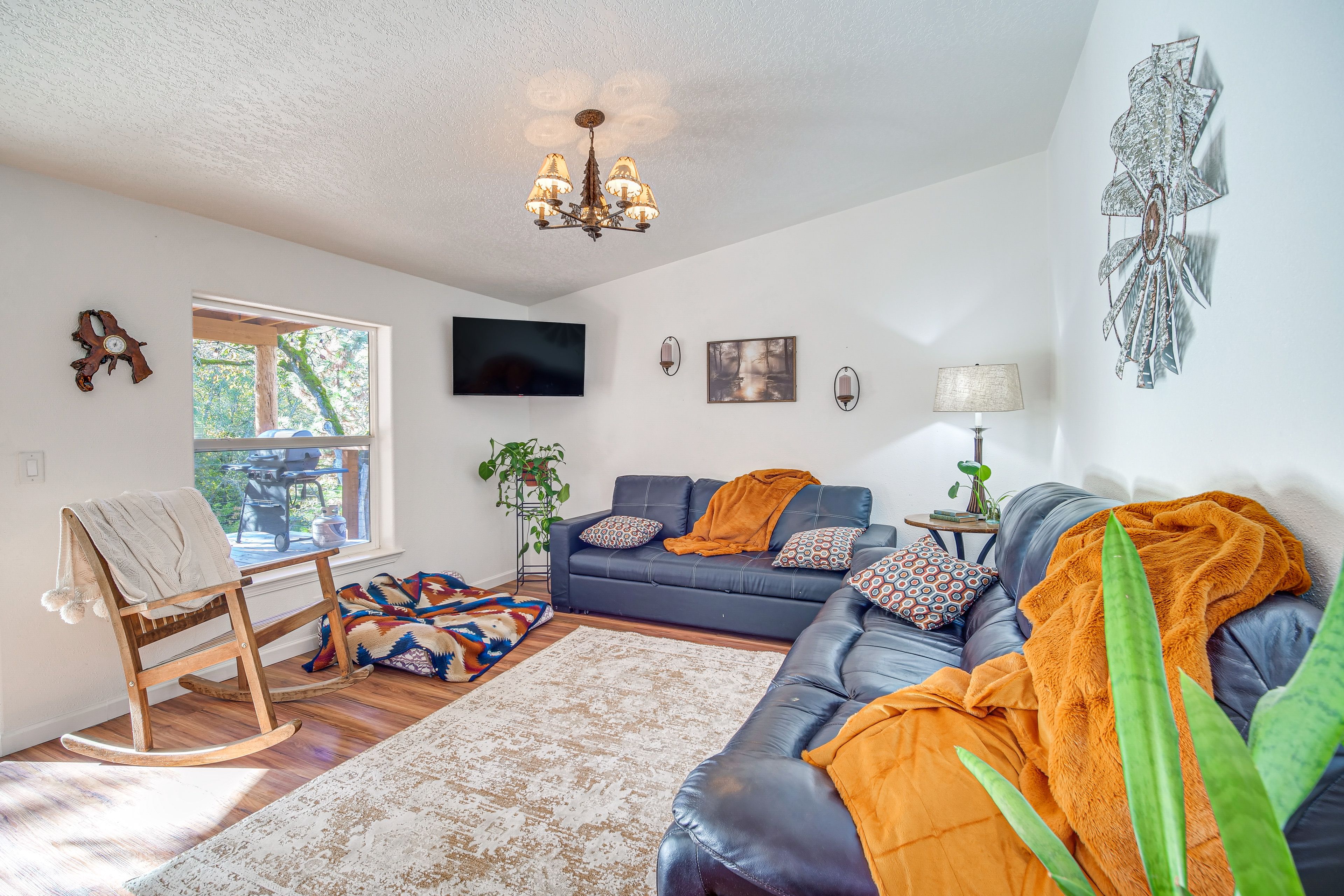 Living Room | Free WiFi | Central A/C | Smart TV