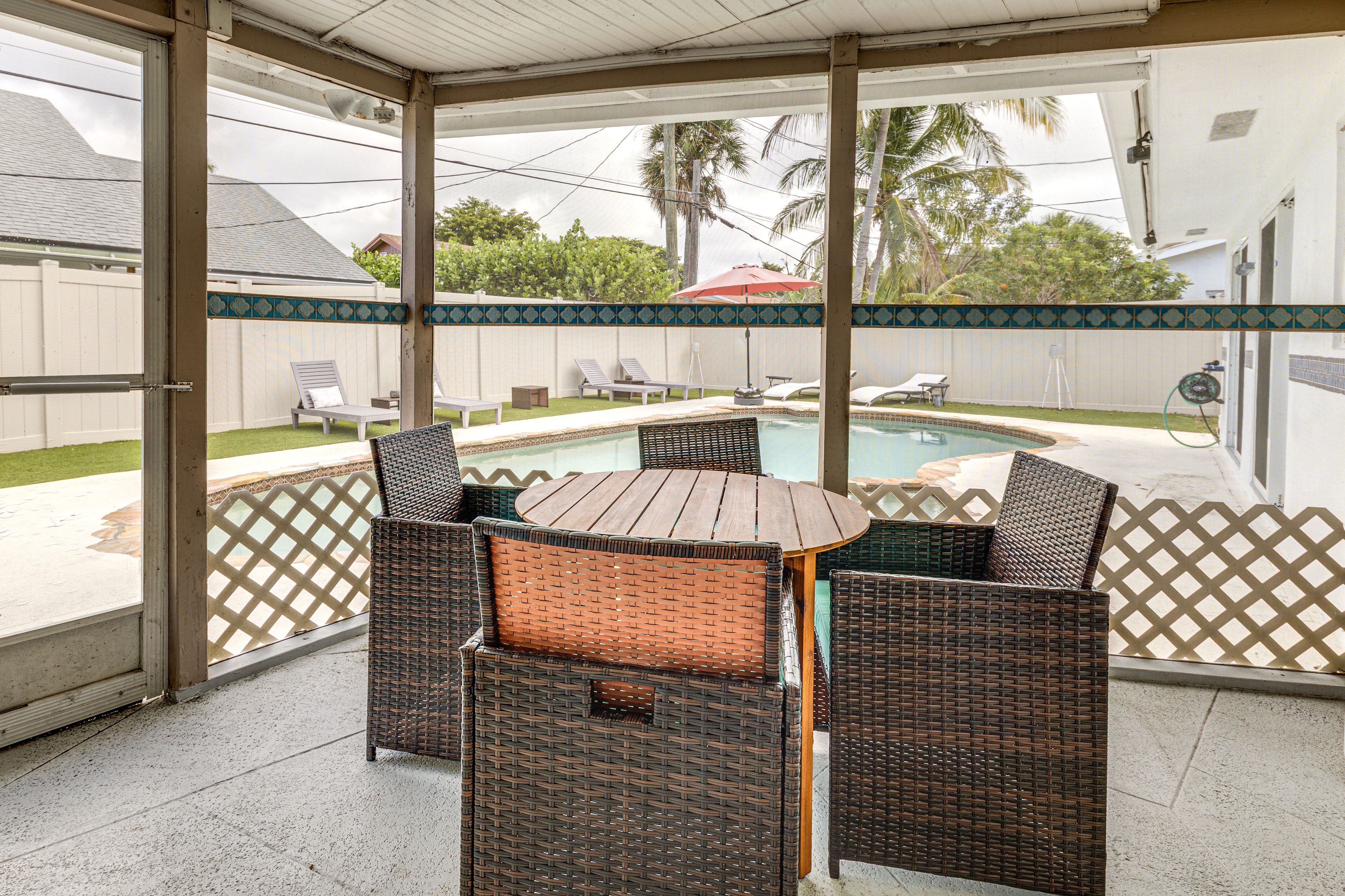 Screened Porch | Dining Area