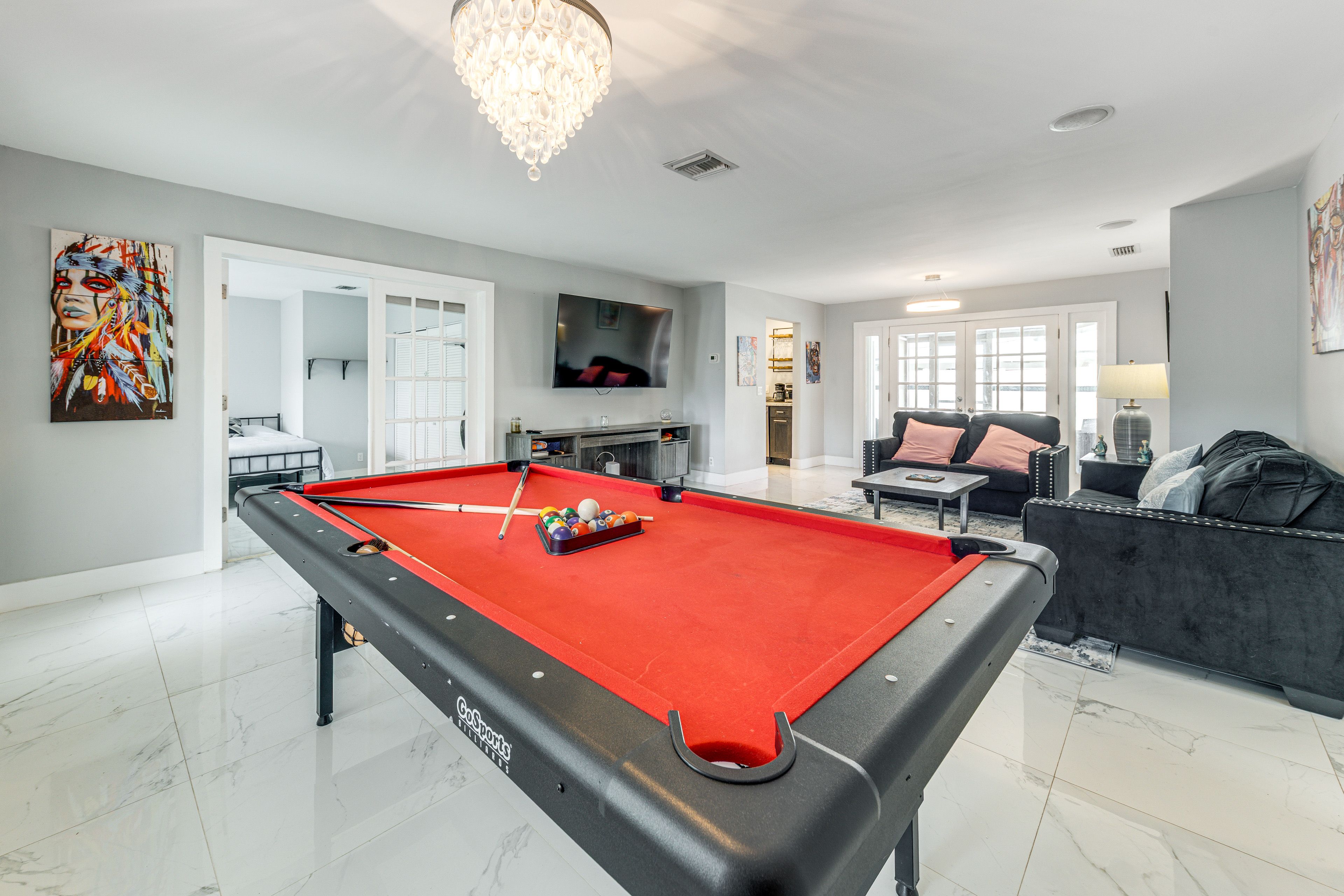 Living Room | Pool Table | Smart TV | Free WiFi