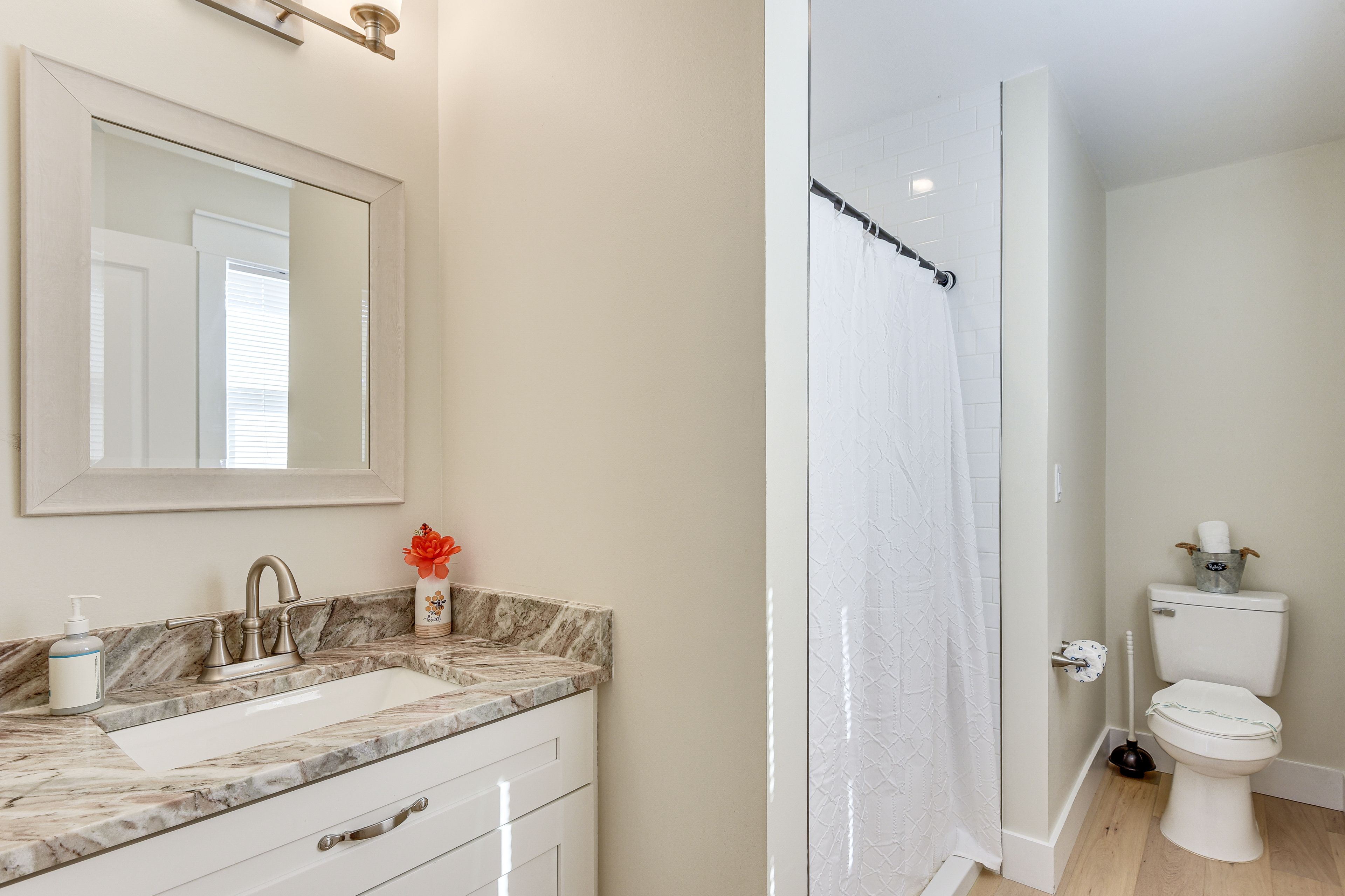 Full Bathroom | 2nd Floor