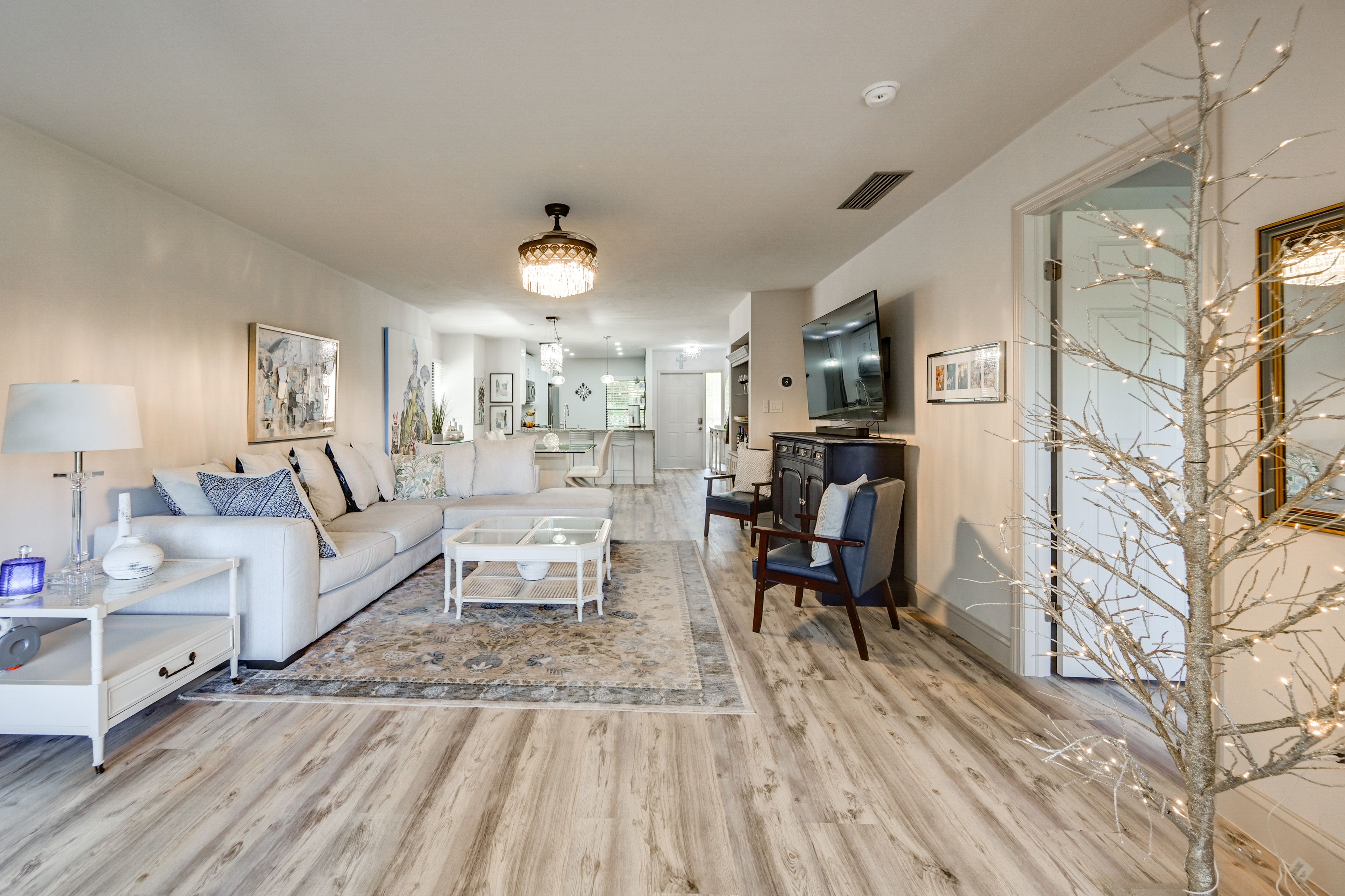 Living Room | Free WiFi | Central A/C & Heat