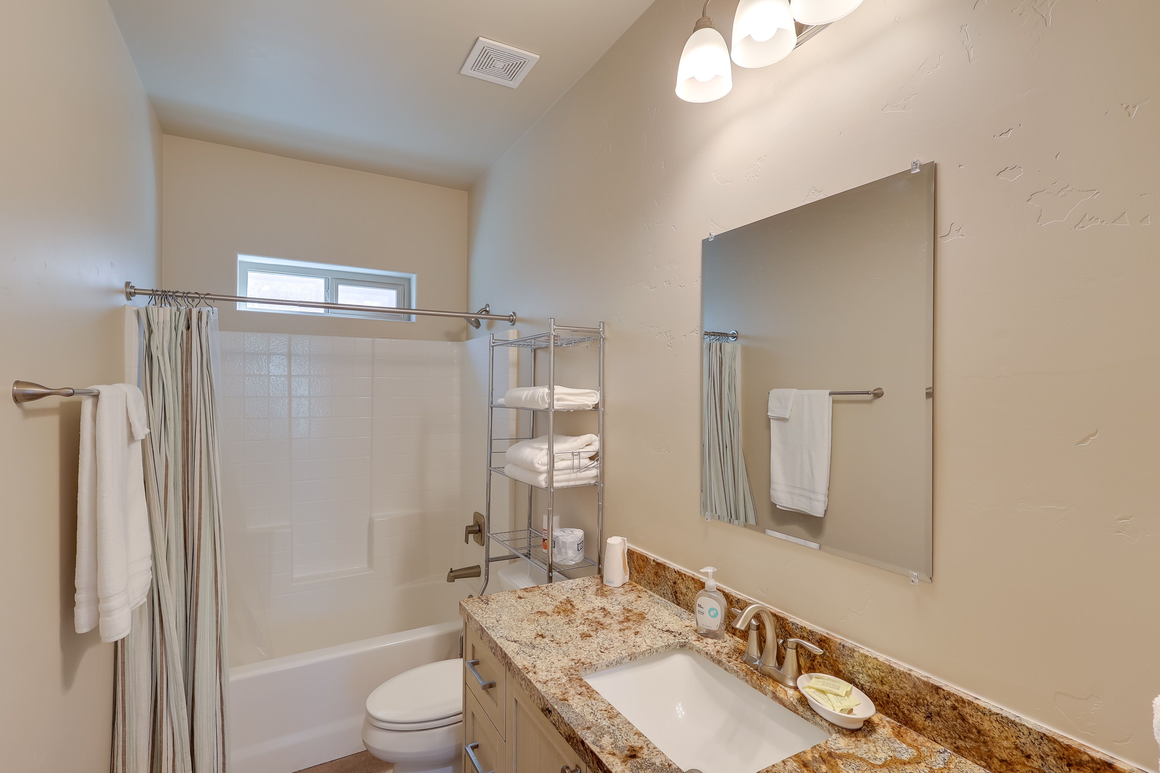 Full Bathroom | Towels Provided | Complimentary Toiletries