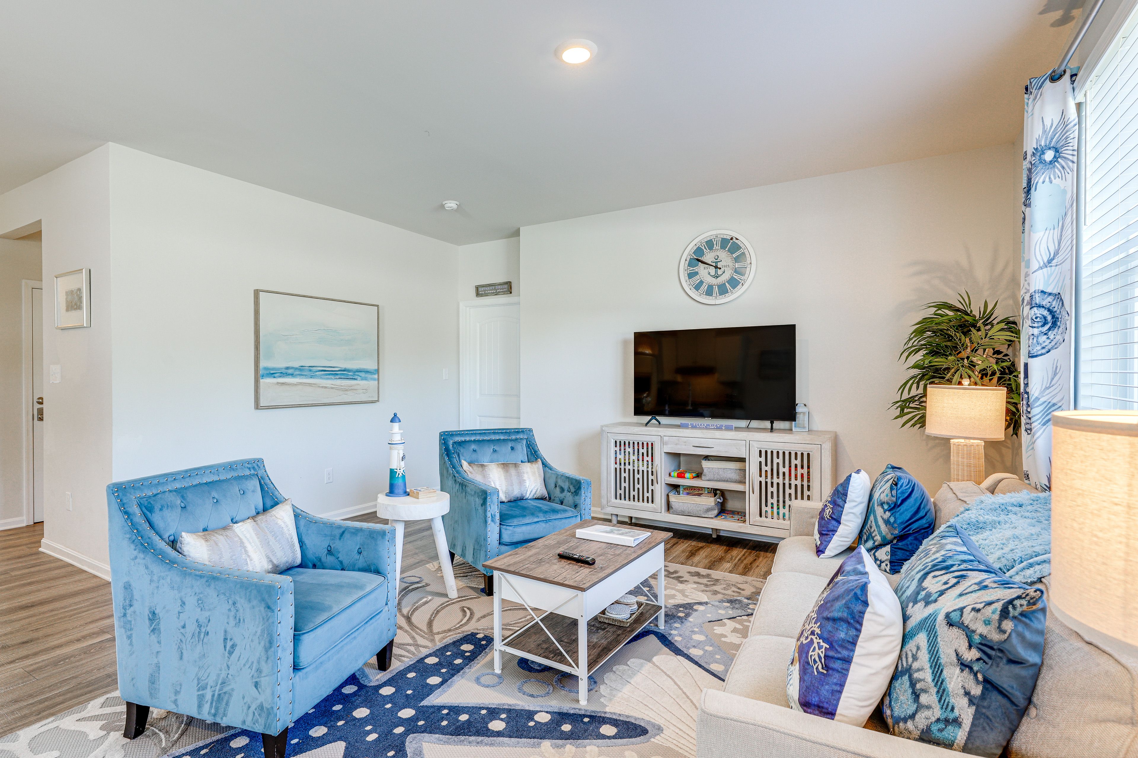 Living Room | 1st Floor | Smart TV | Central Heating & A/C