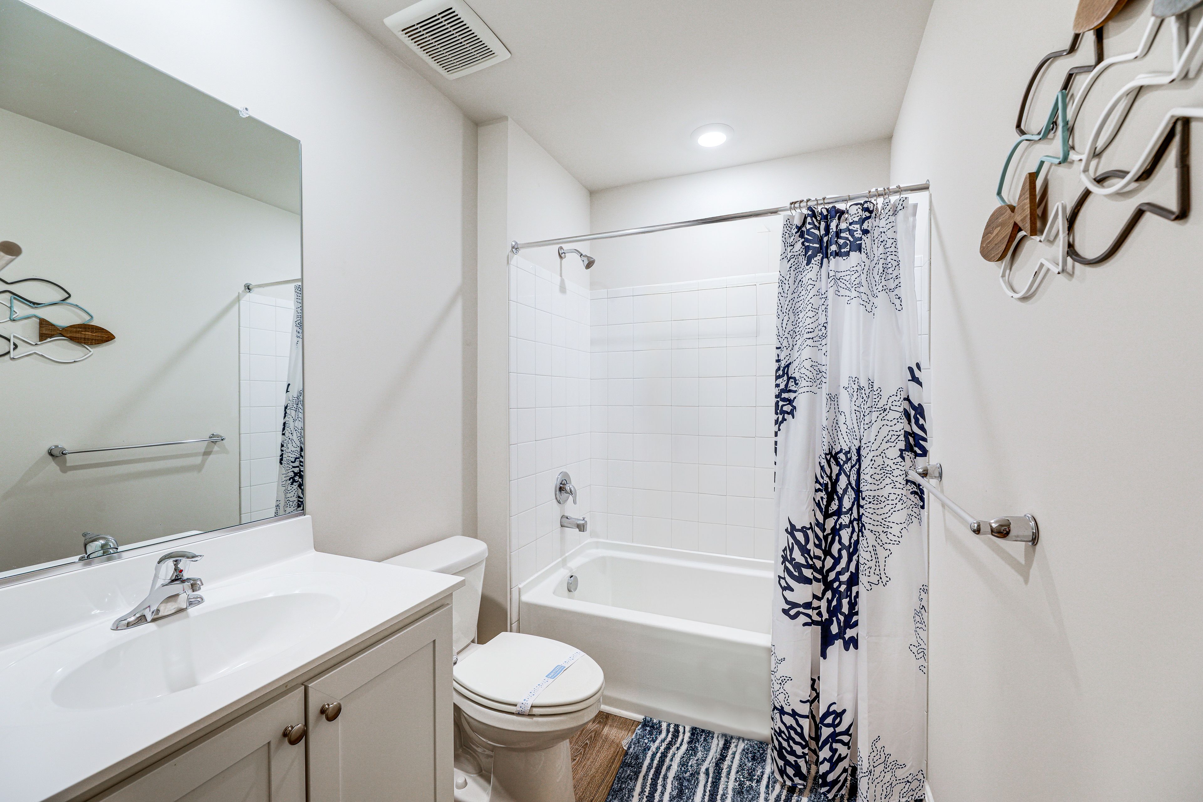 Full Bathroom | 2nd Floor | Towels & Linens Provided