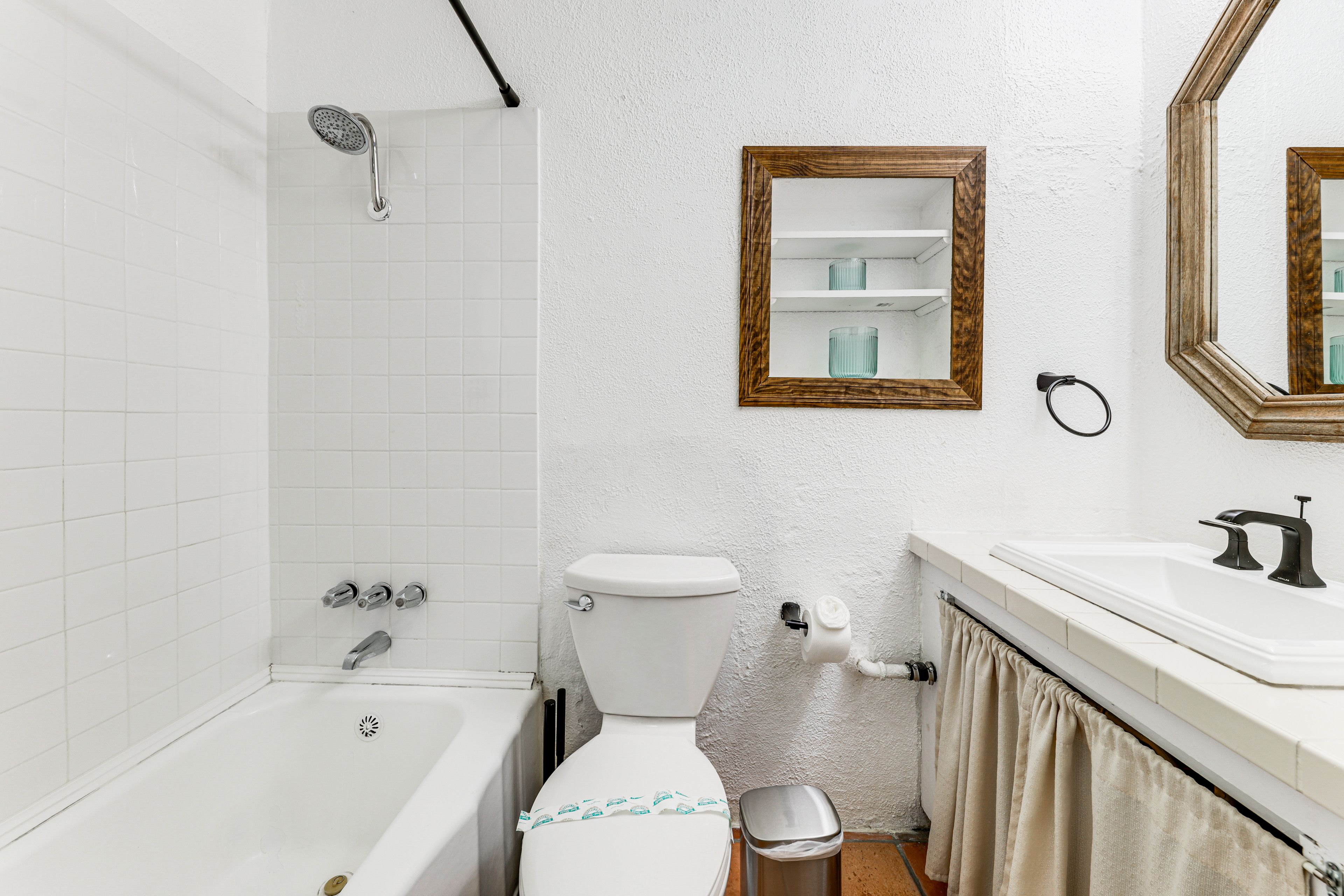 Full Bathroom | Towels Provided