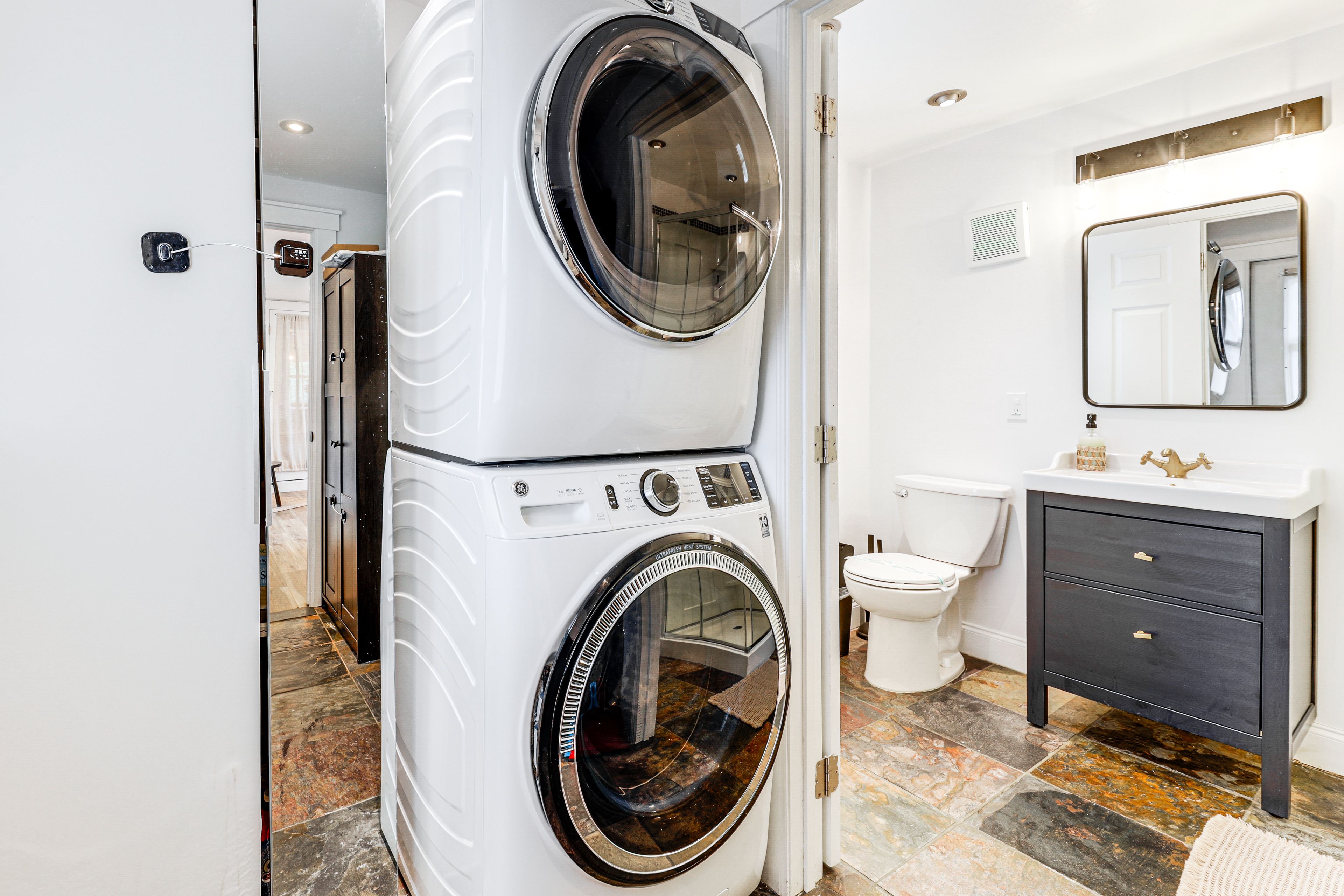 Laundry Closet | Washer/Dryer