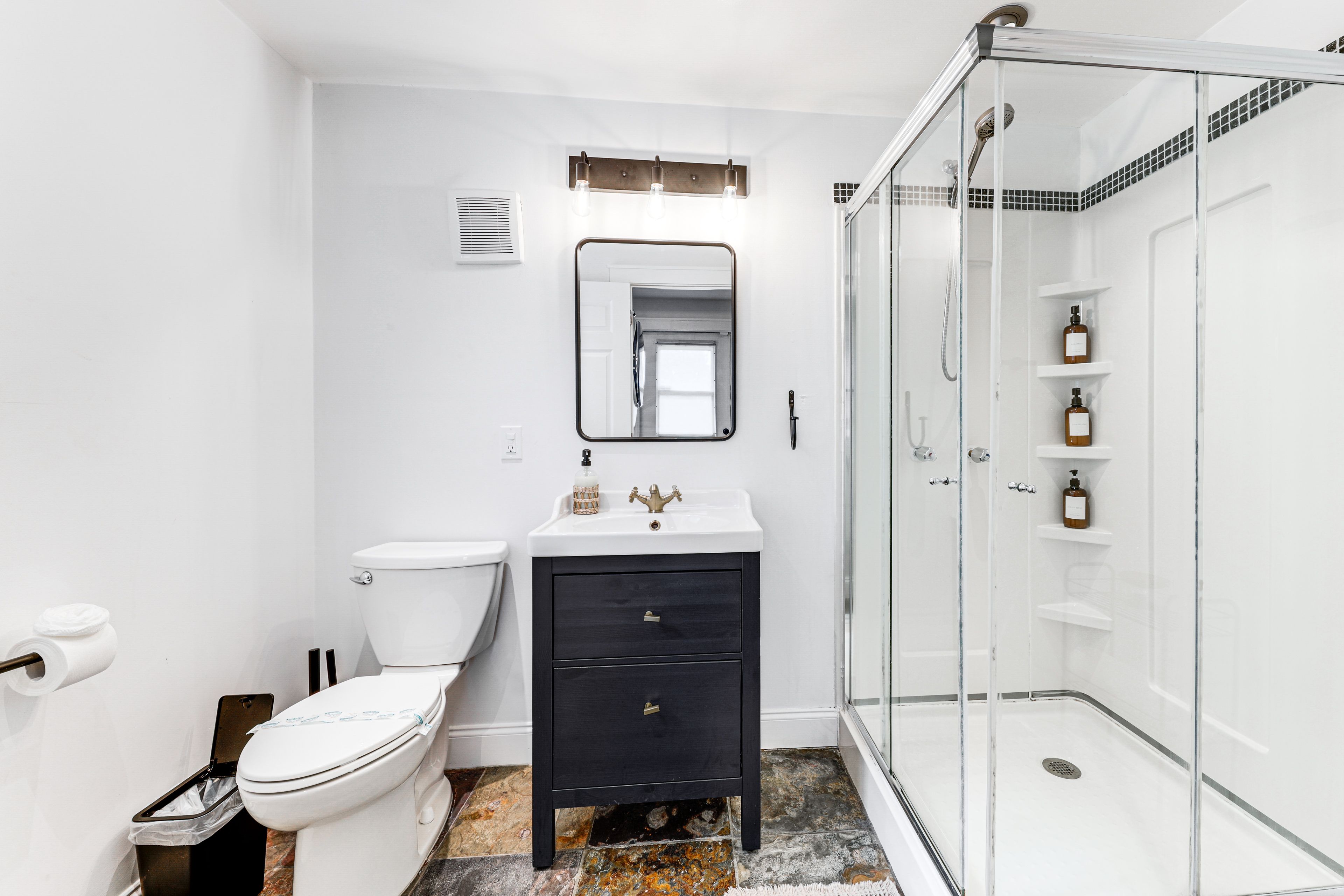 Full Bathroom | Complimentary Toiletries