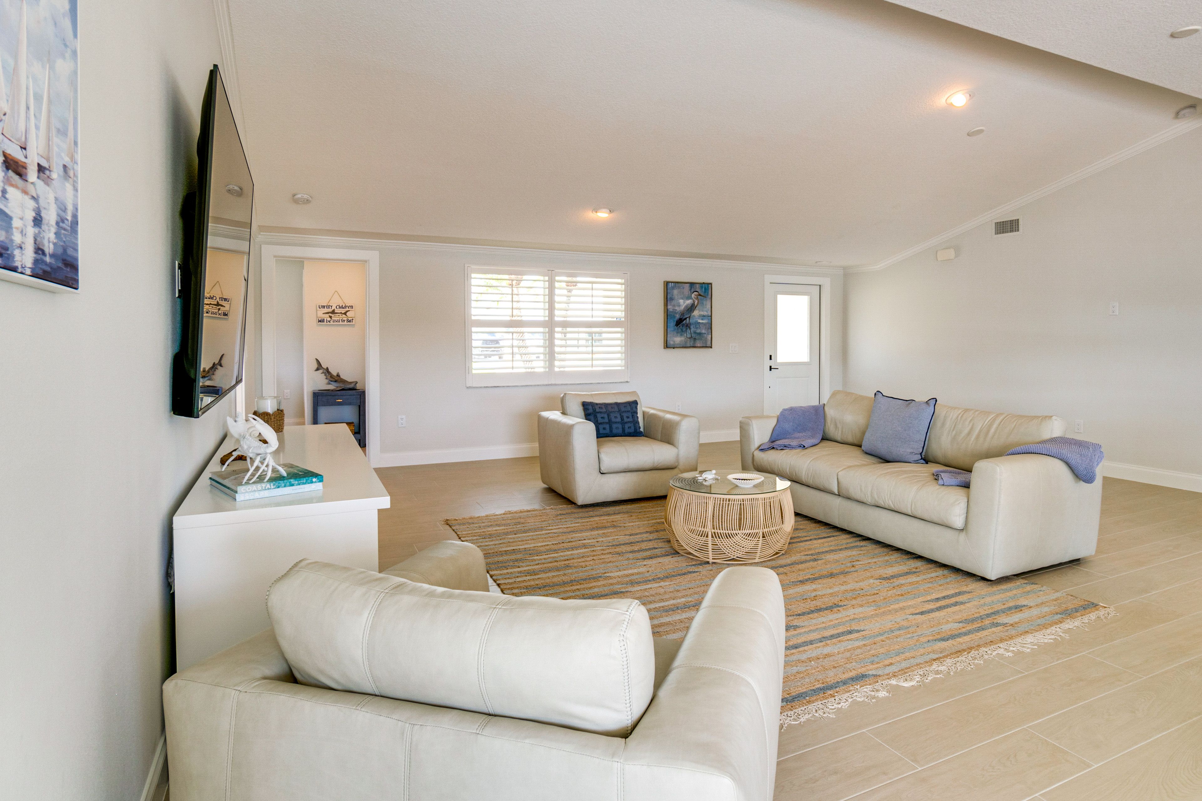 Living Room | Central A/C & Heating | Free WiFi | Smart TV