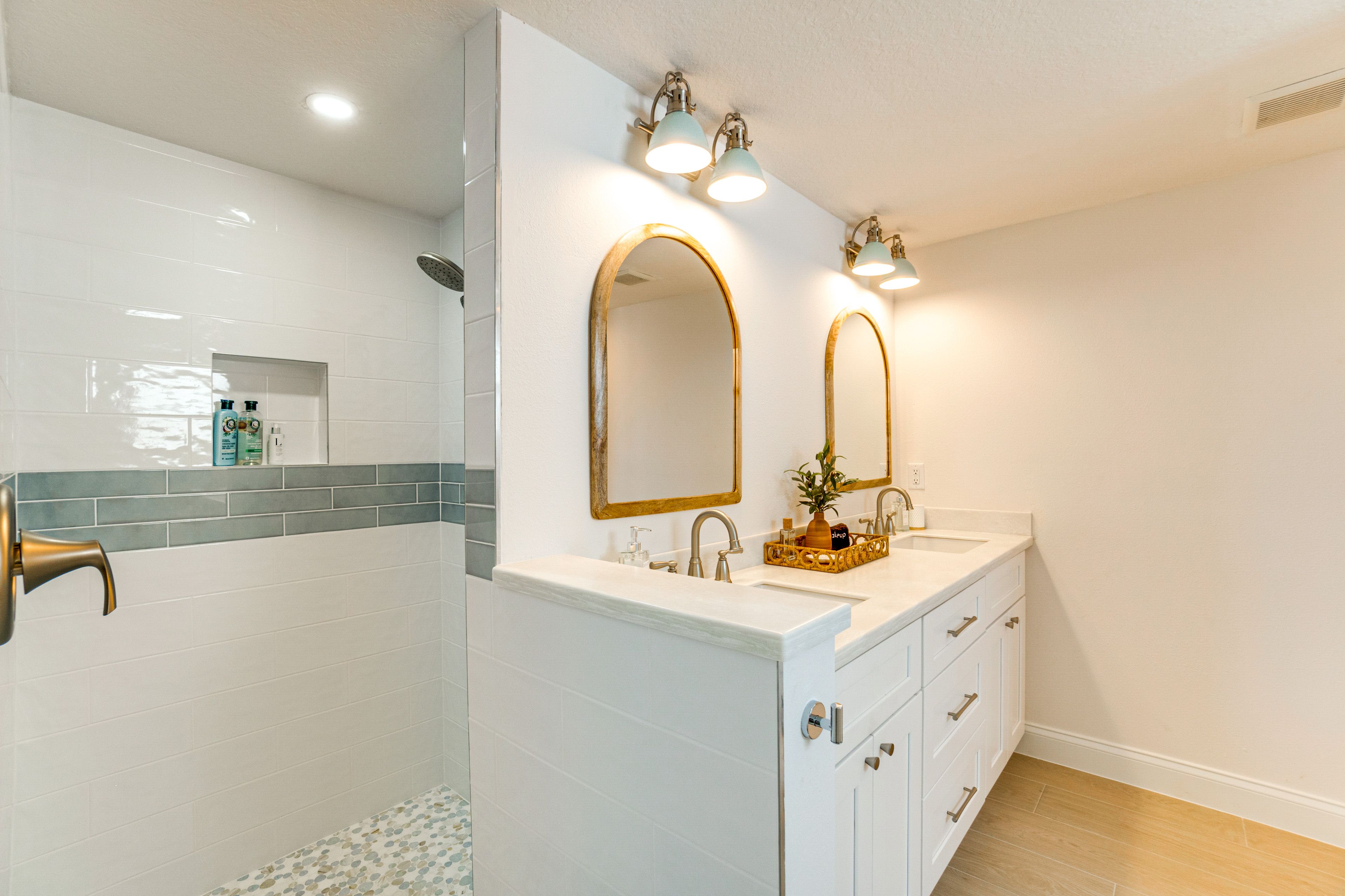 Full Bathroom | Linens & Towels | Walk-In Shower | Bathtub