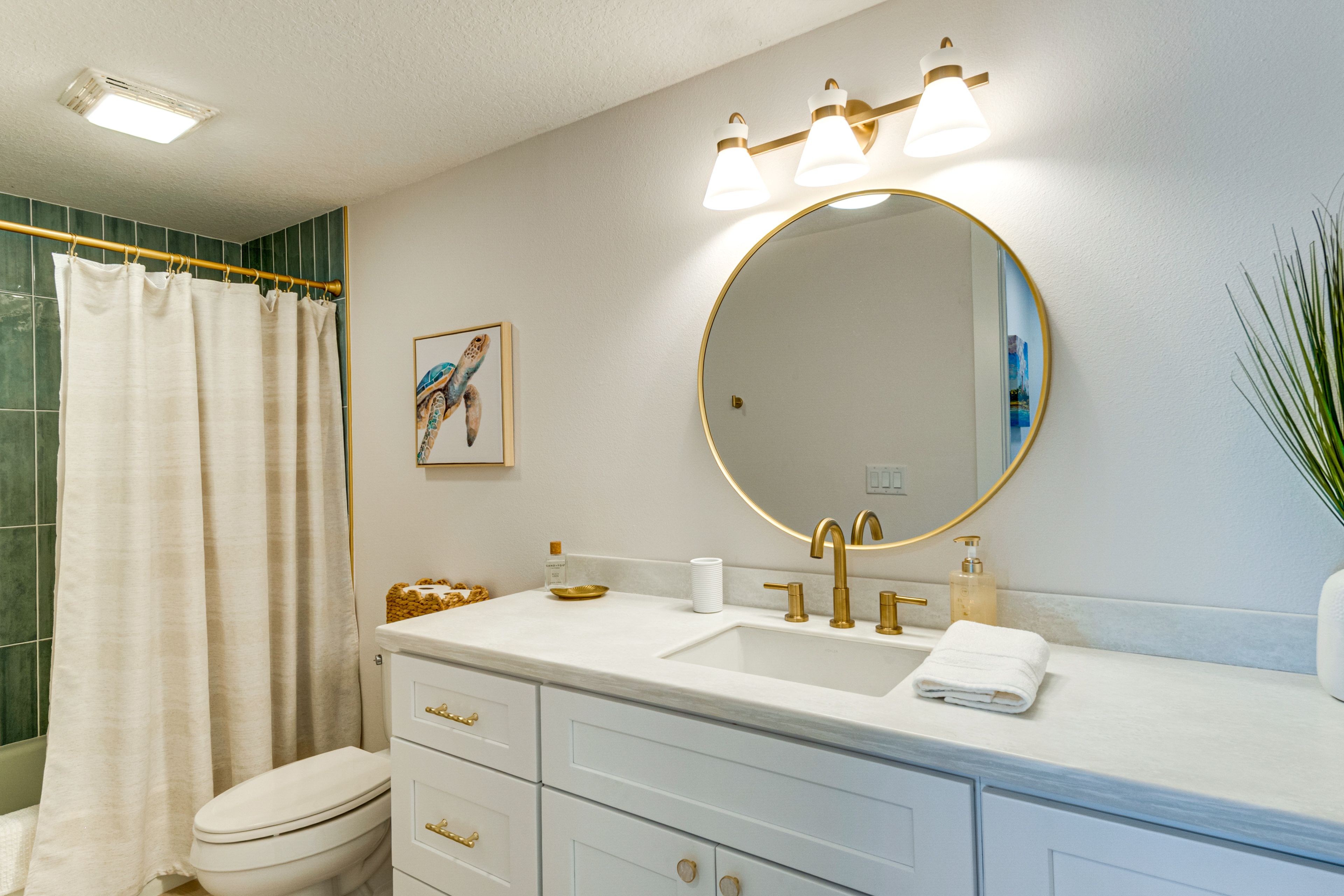 Full Bathroom | Complimentary Toiletries | Hair Dryer