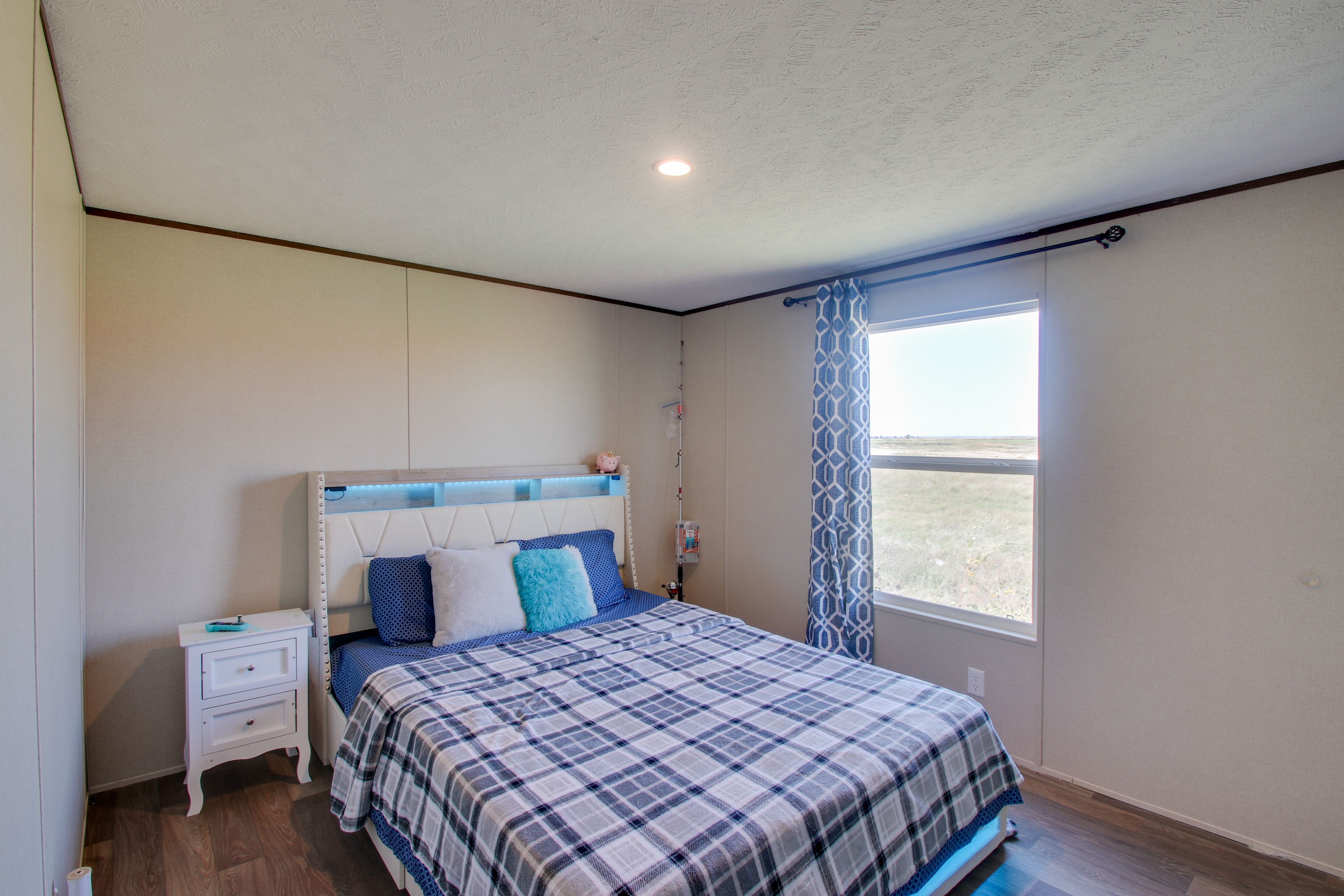 Bedroom 2 | Queen Bed | Smart TV