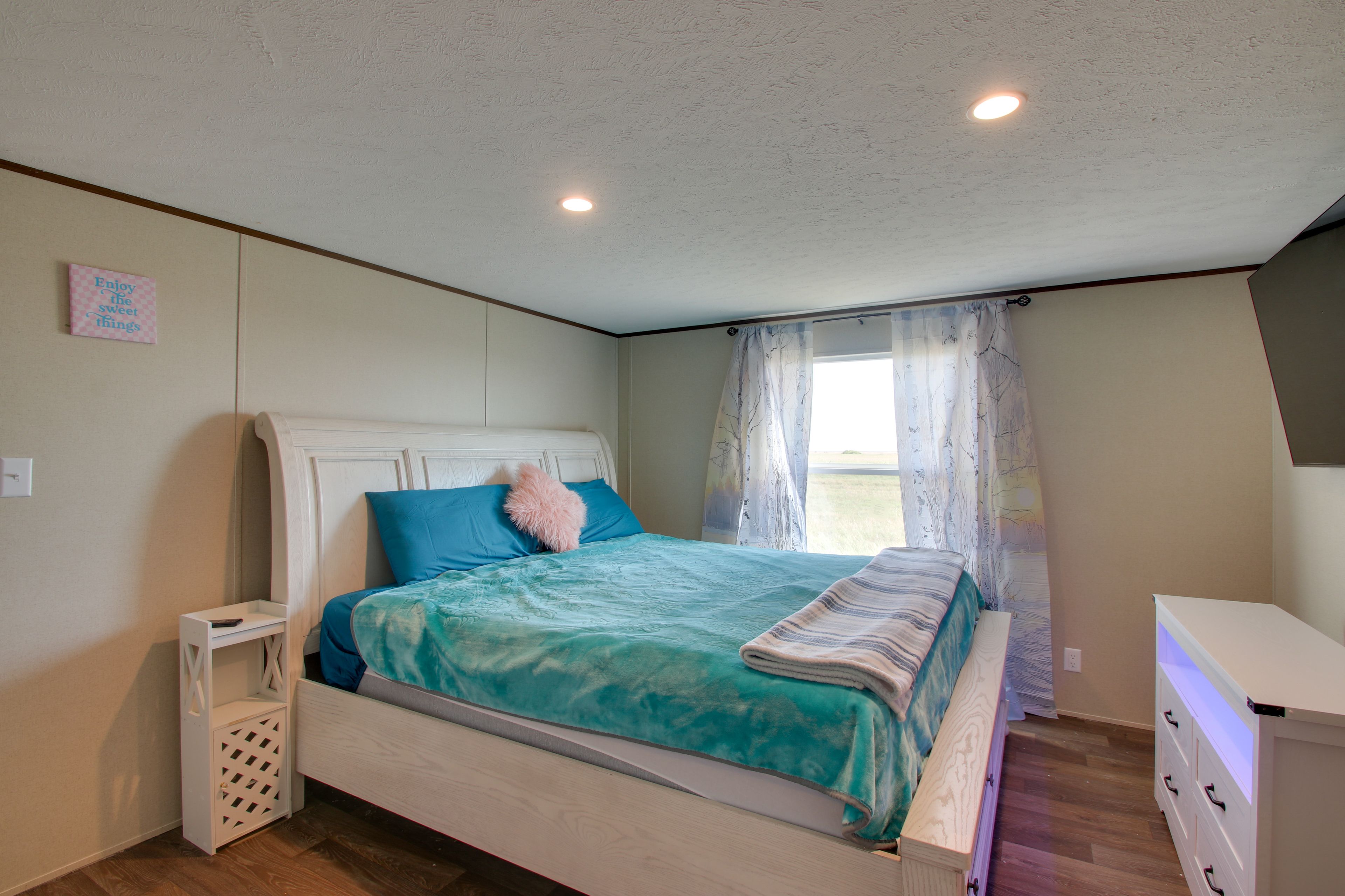 Bedroom 1 | King Bed | Smart TV | Linens Provided