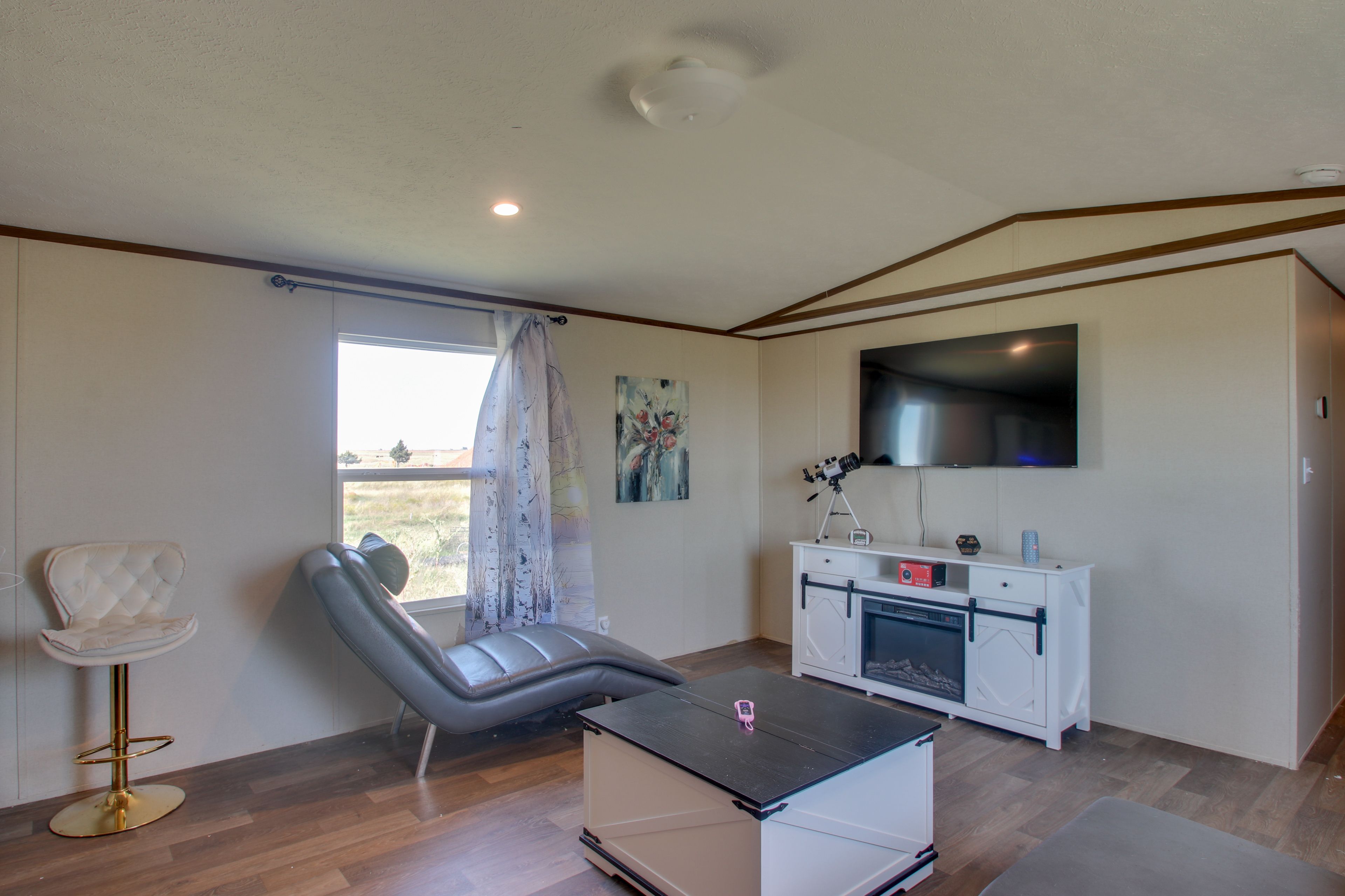 Living Room | Smart TV | Free WiFi | Electric Fireplace | Games