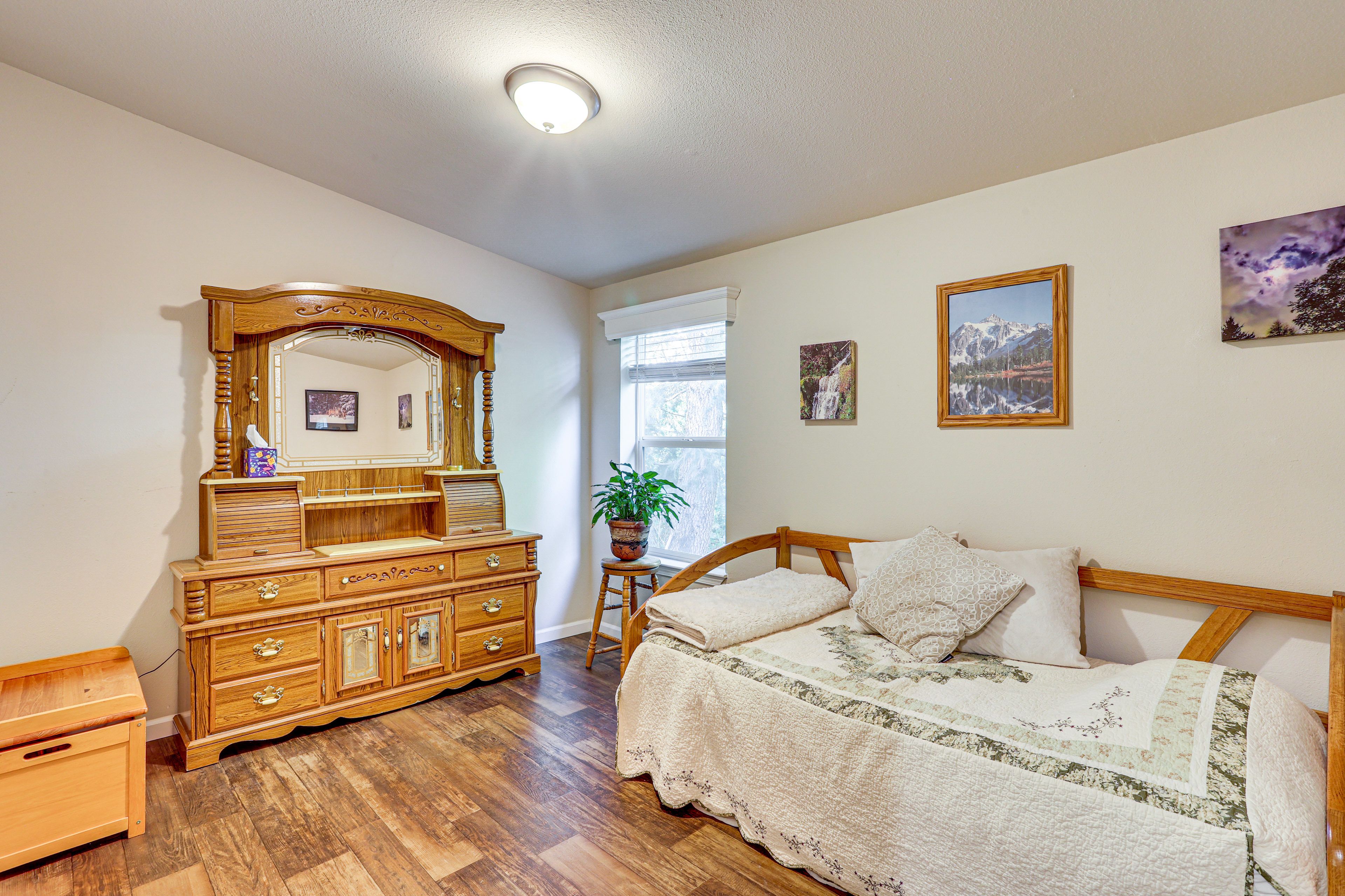 Bedroom 2 | Twin Daybed w/ Twin Trundle