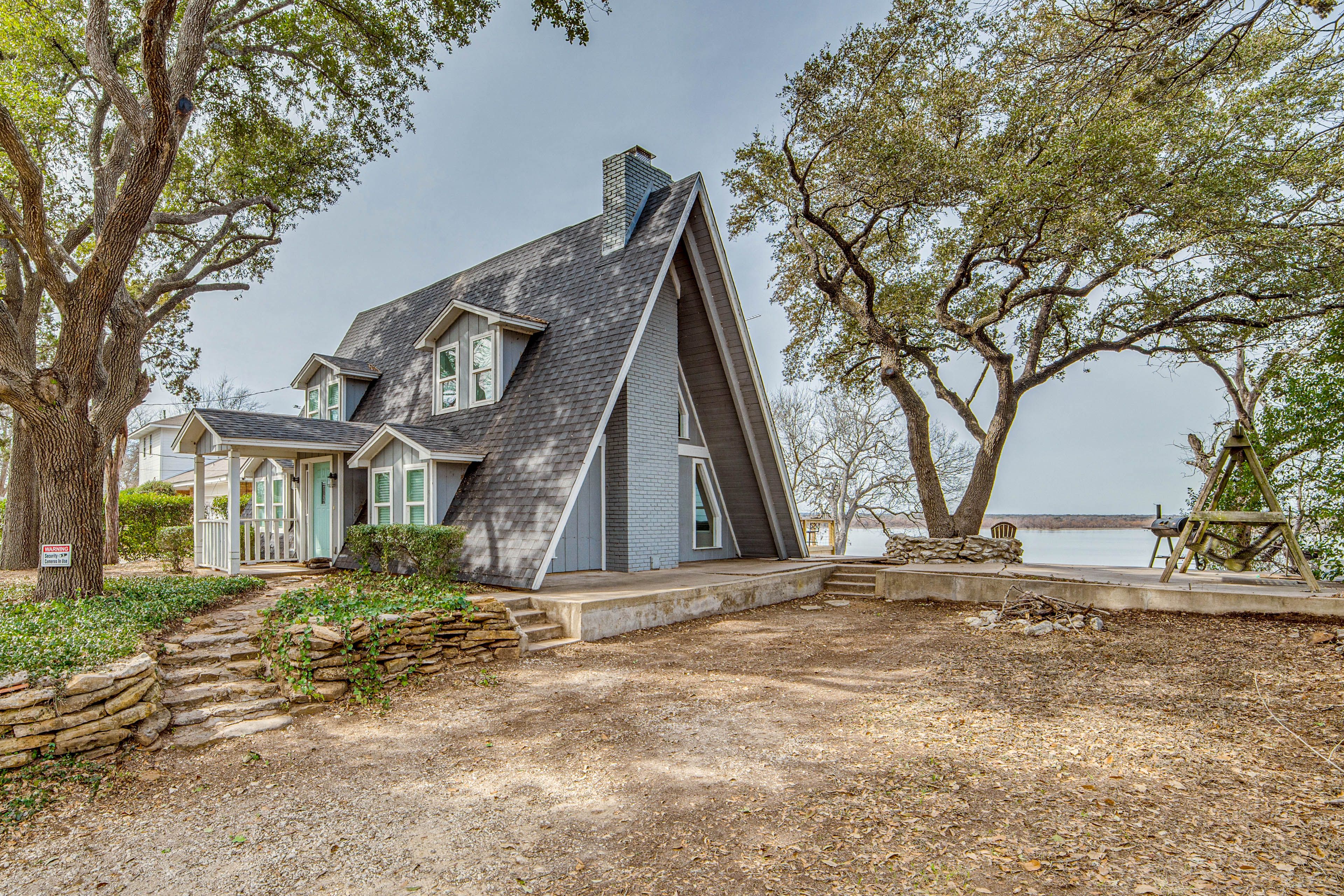 2-Story House | 10 Mi to White Bluff Resort