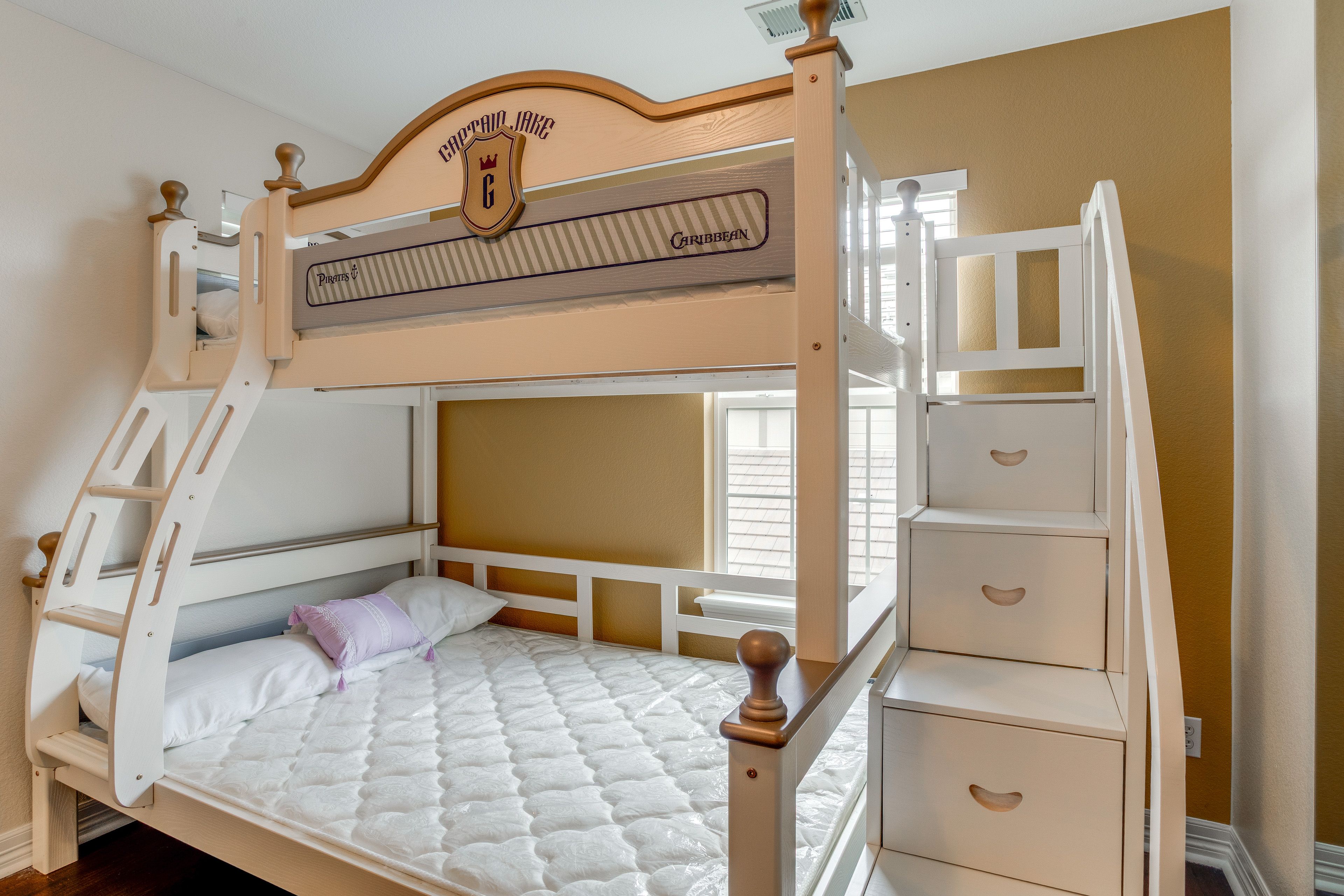 Sleeping Nook | Upper Floor | Bunk Bed (Twin/Full, 100 Lbs Max for Top Bunk)