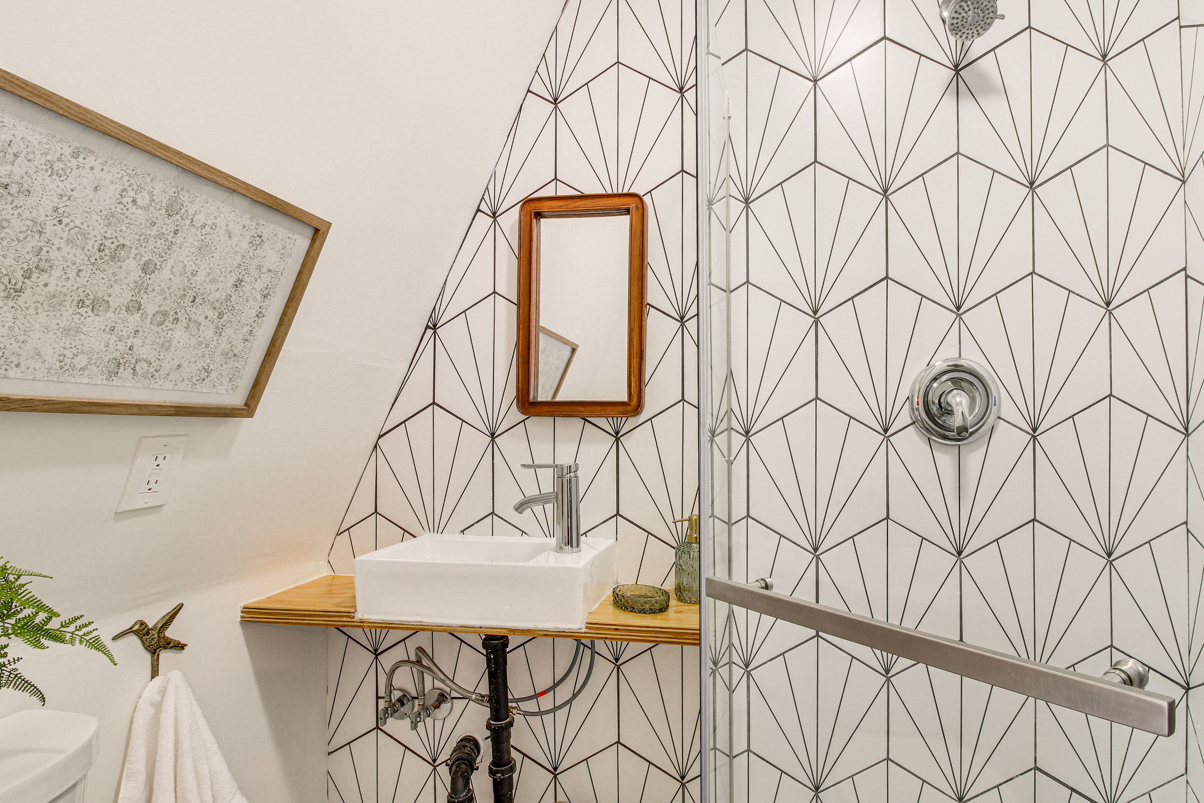 Full Bath | Towels | Hair Dryer | 1st Floor