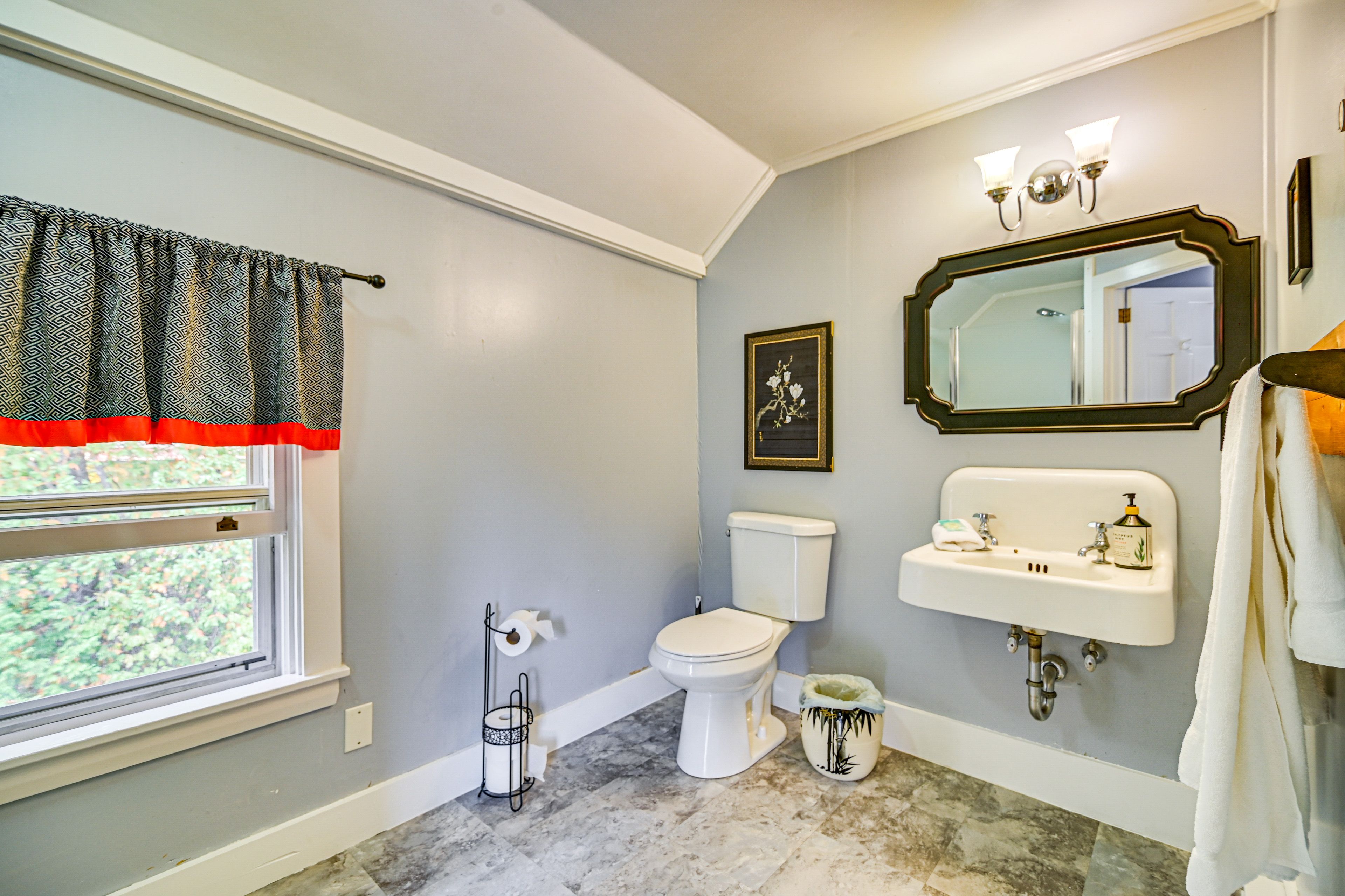 En-Suite Bathroom | 2nd Floor