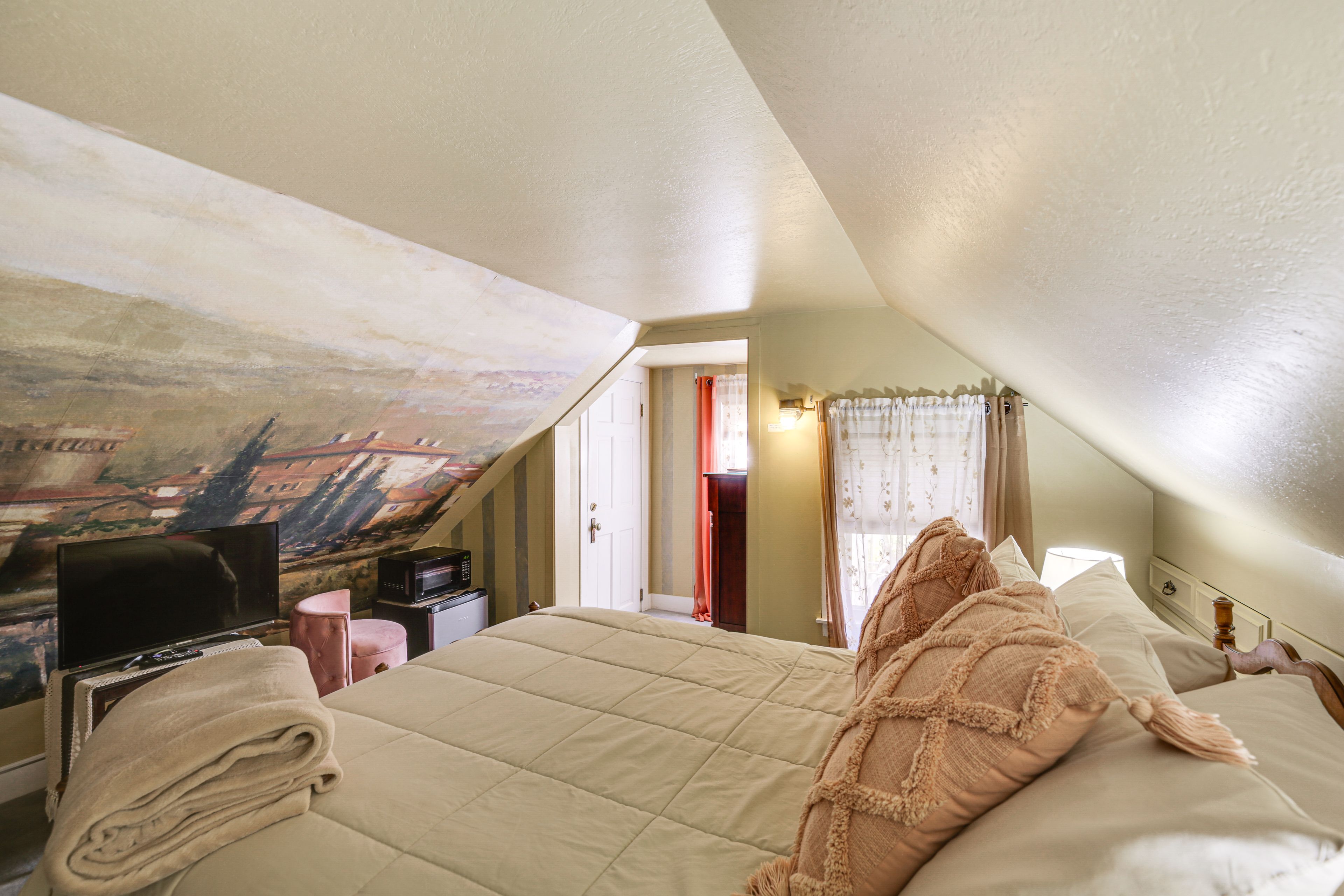 Bedroom 6 | Queen Bed | 2nd Floor