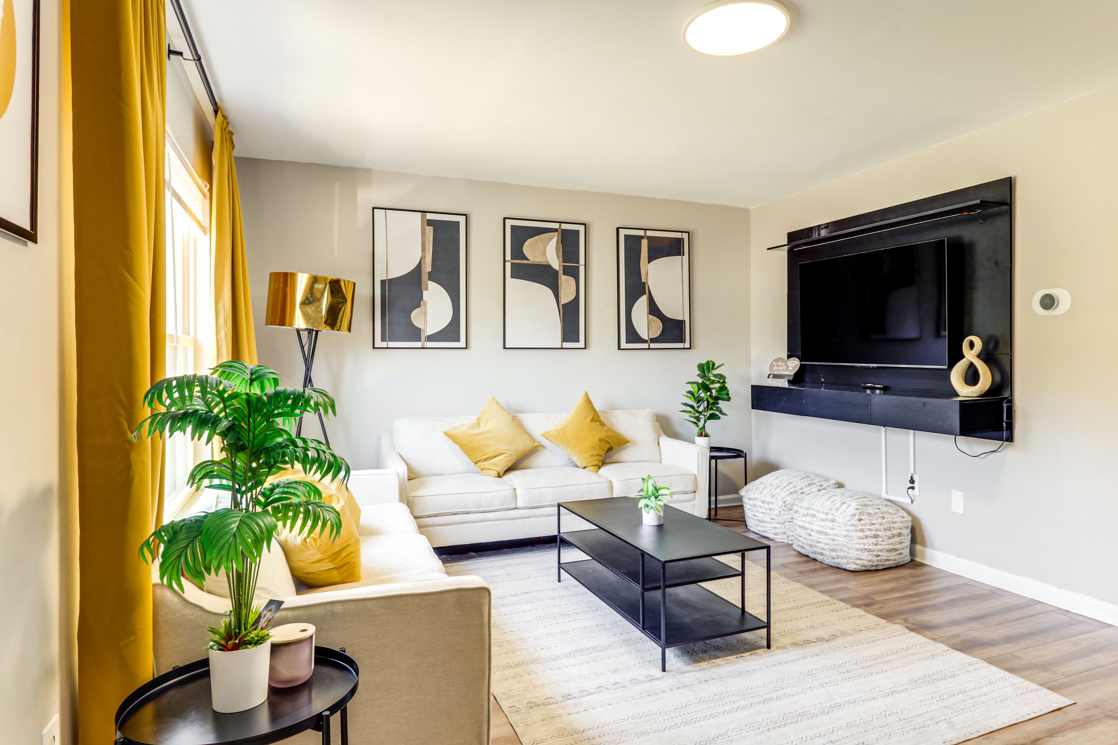 Living Room | Central A/C & Heat | Smart TV | Free WiFi | 1st Floor