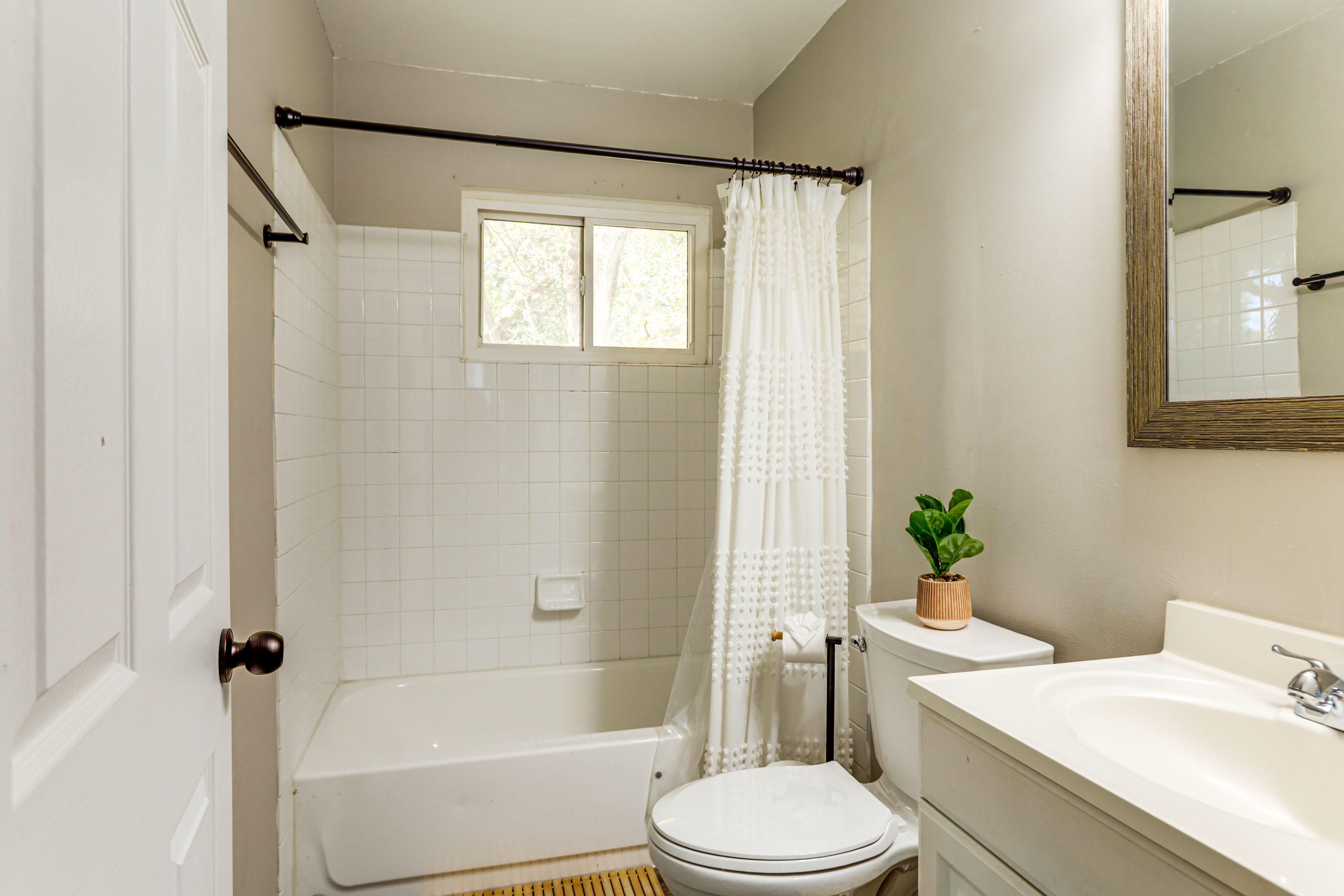 Full Bath | 2nd Floor