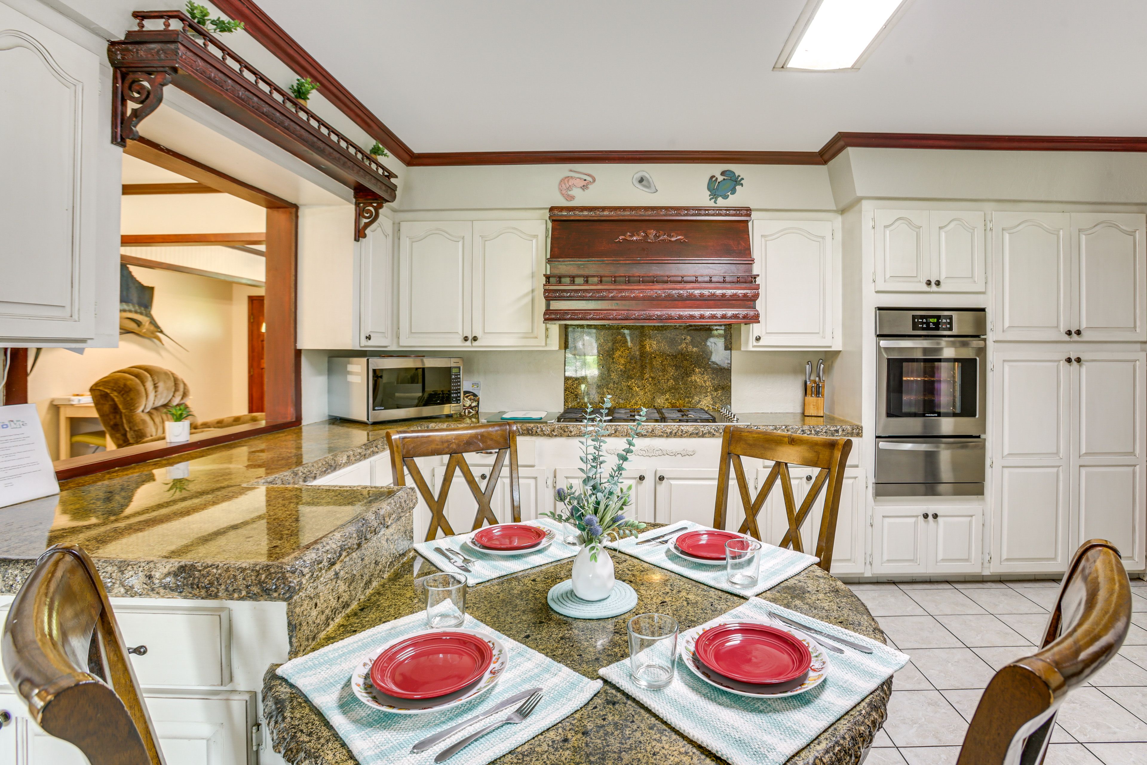 Dining Area | Dishware & Flatware Provided