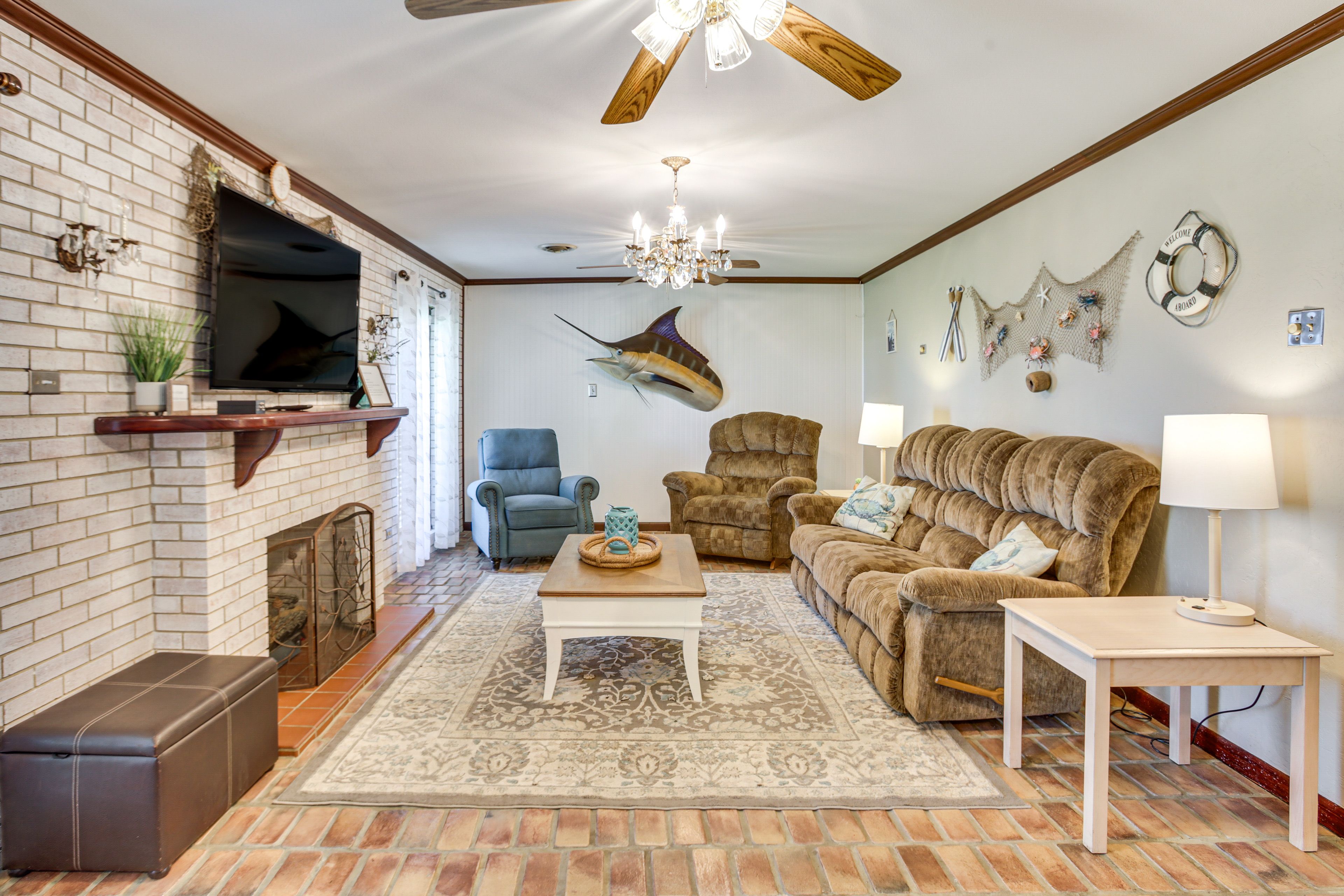 Living Room | Free WiFi | Smart TV | Central A/C | Fireplace