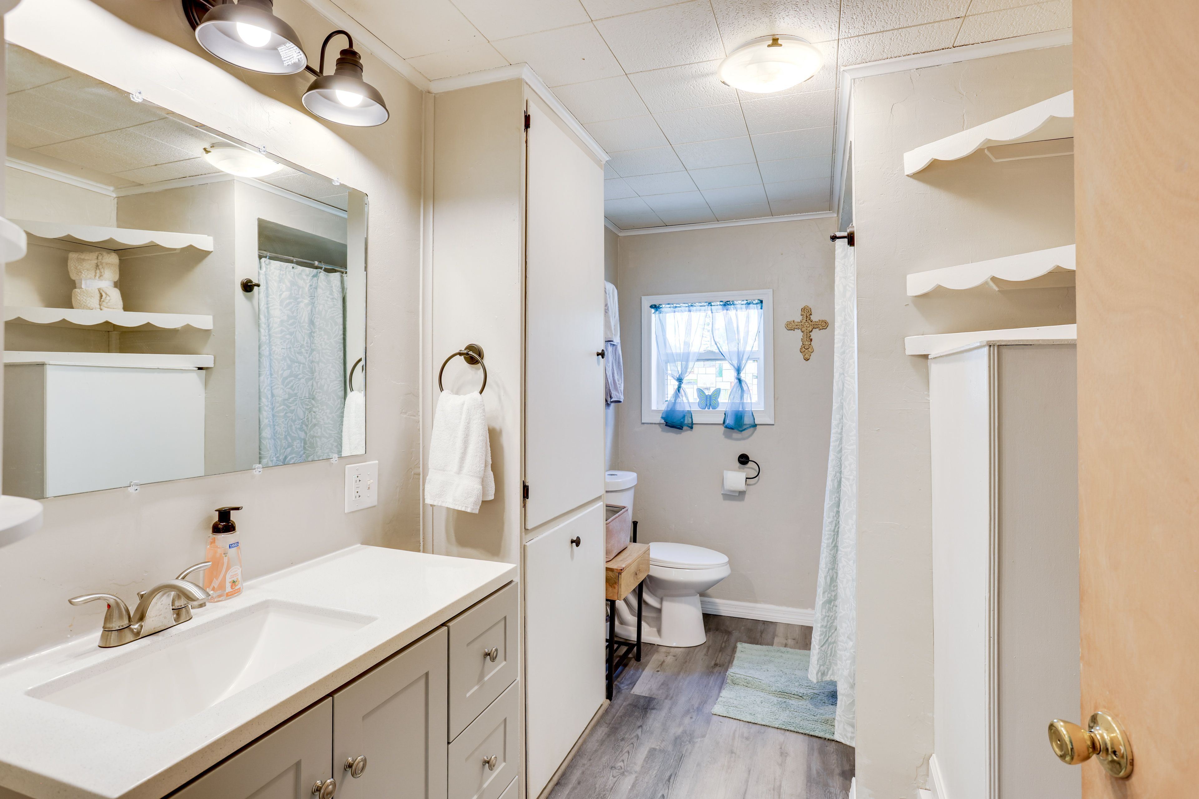 Full Bathroom | Towels Provided