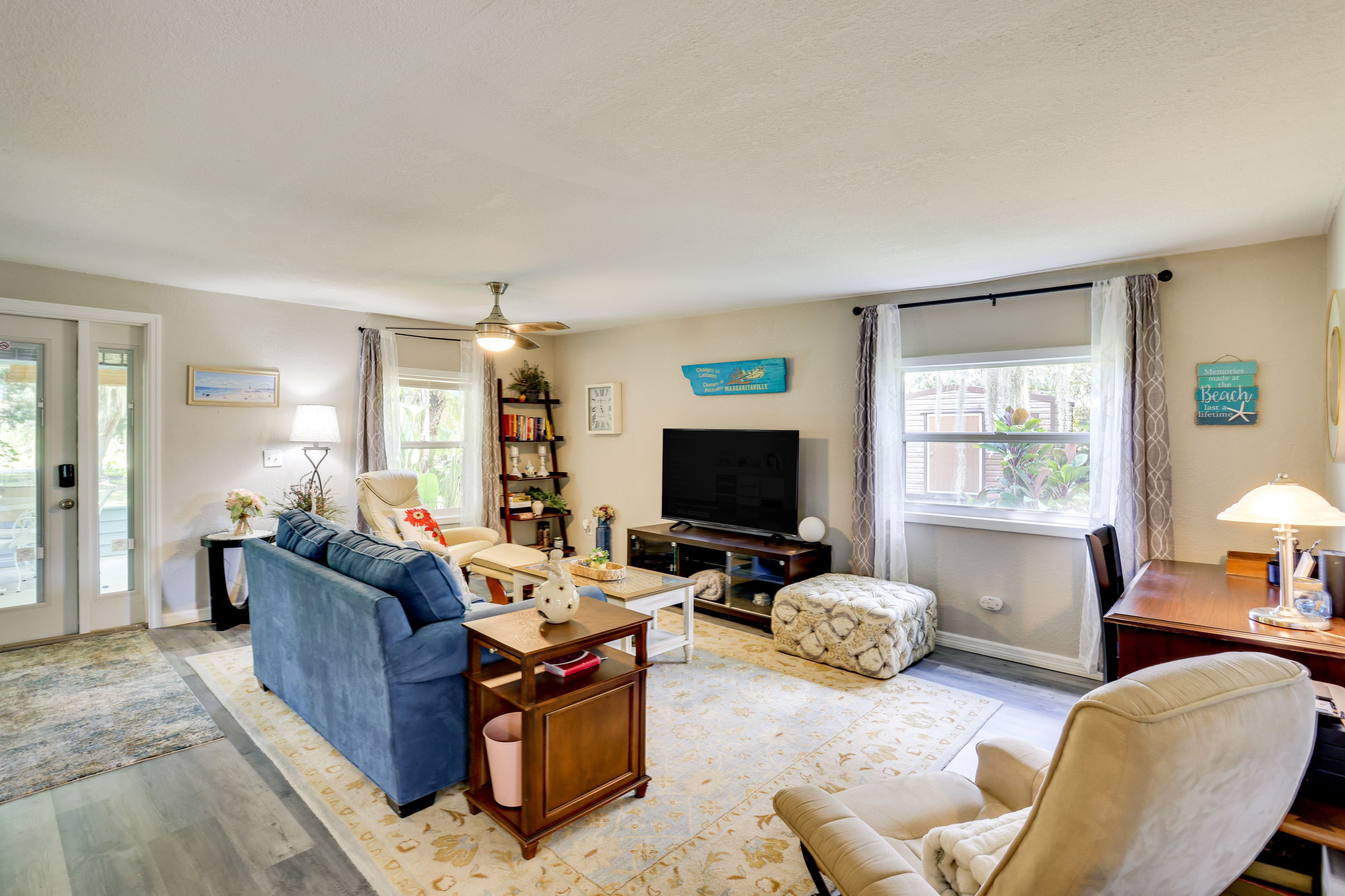 Living Area | TV | Laptop Workspace | Free WiFi