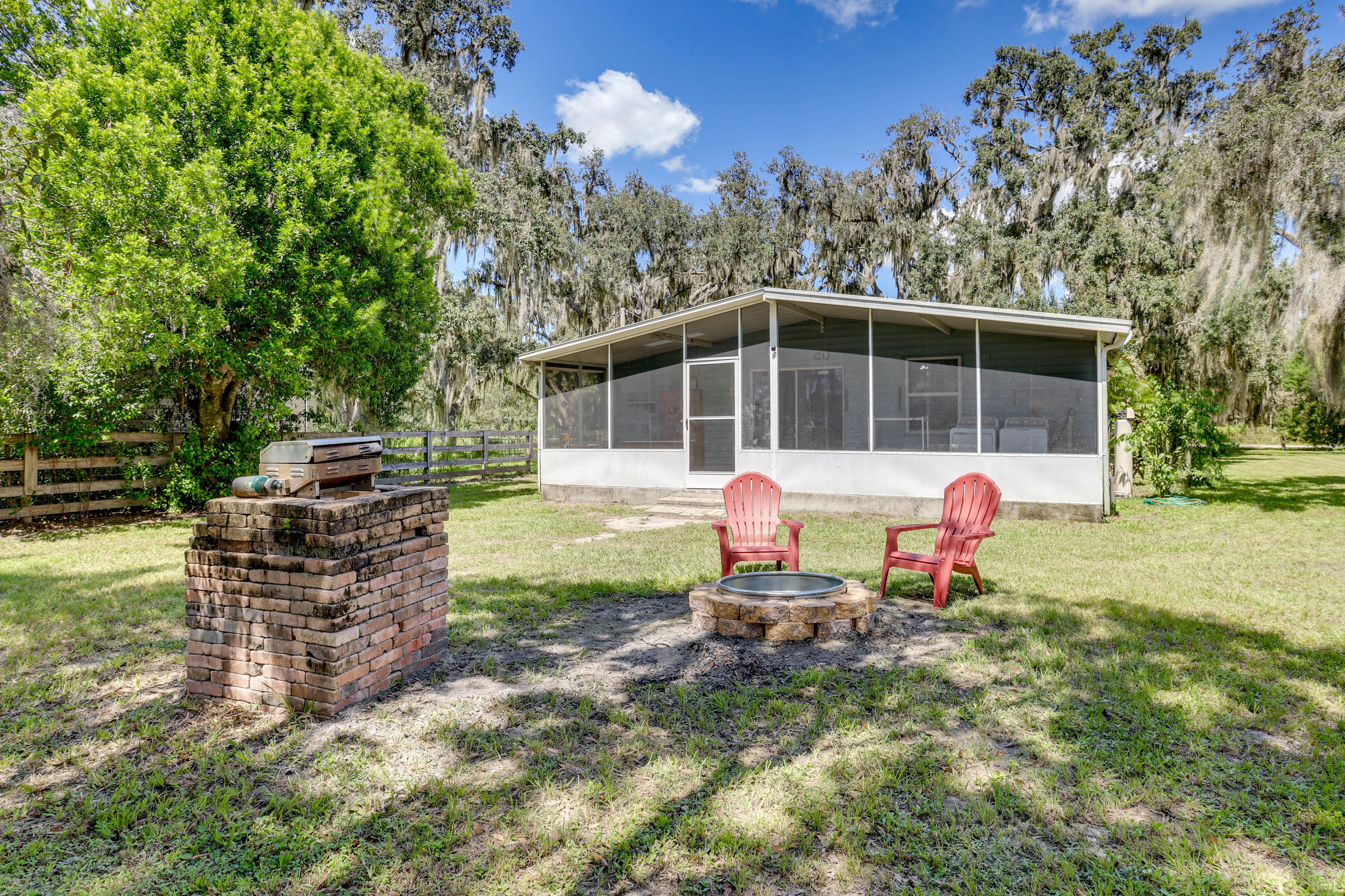 House Exterior | Fire Pit | Pizza Oven | Private Yard