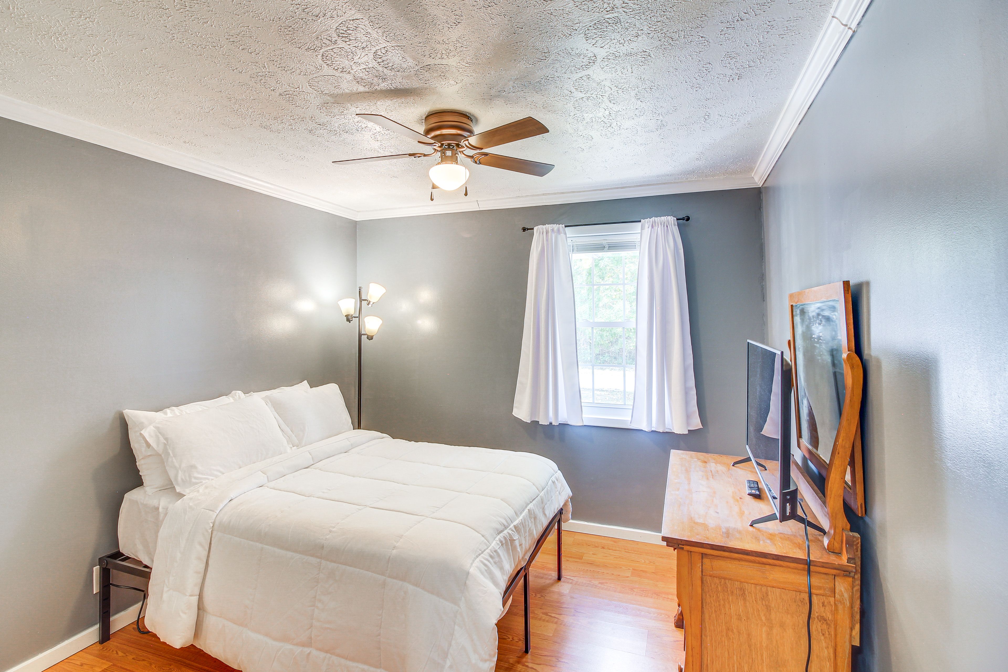 Bedroom 2 | Full Bed | TV | Main Floor