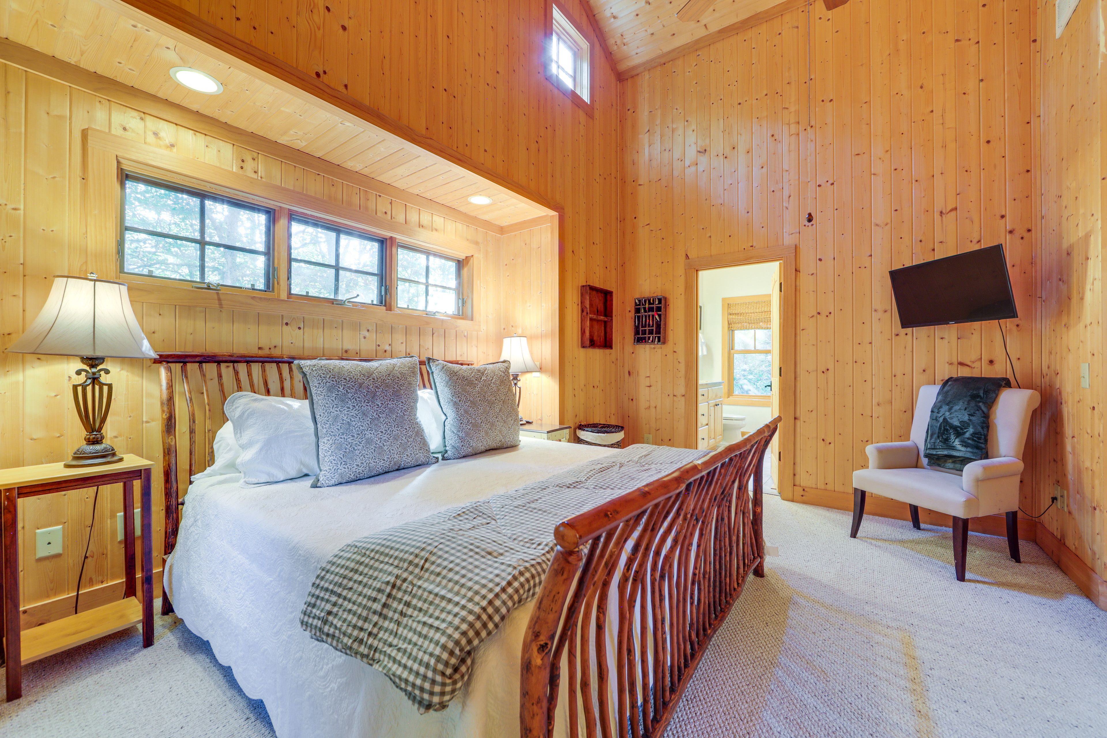 Bedroom 1 | Upper Level | King Bed | Linens Provided | En-Suite Bathroom