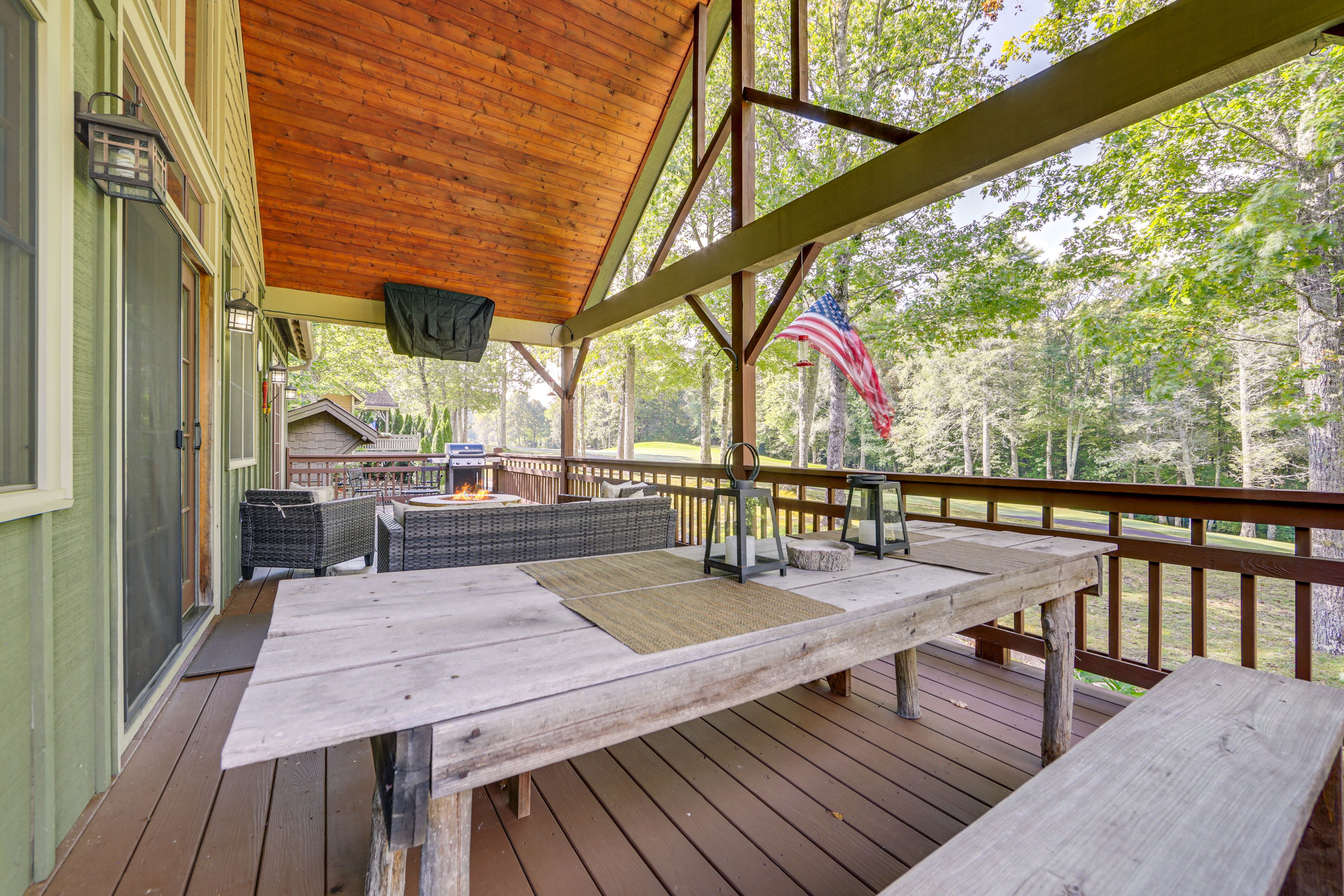 Deck | Upper Level | Smart TV | Gas Grill | Gas Fire Pit