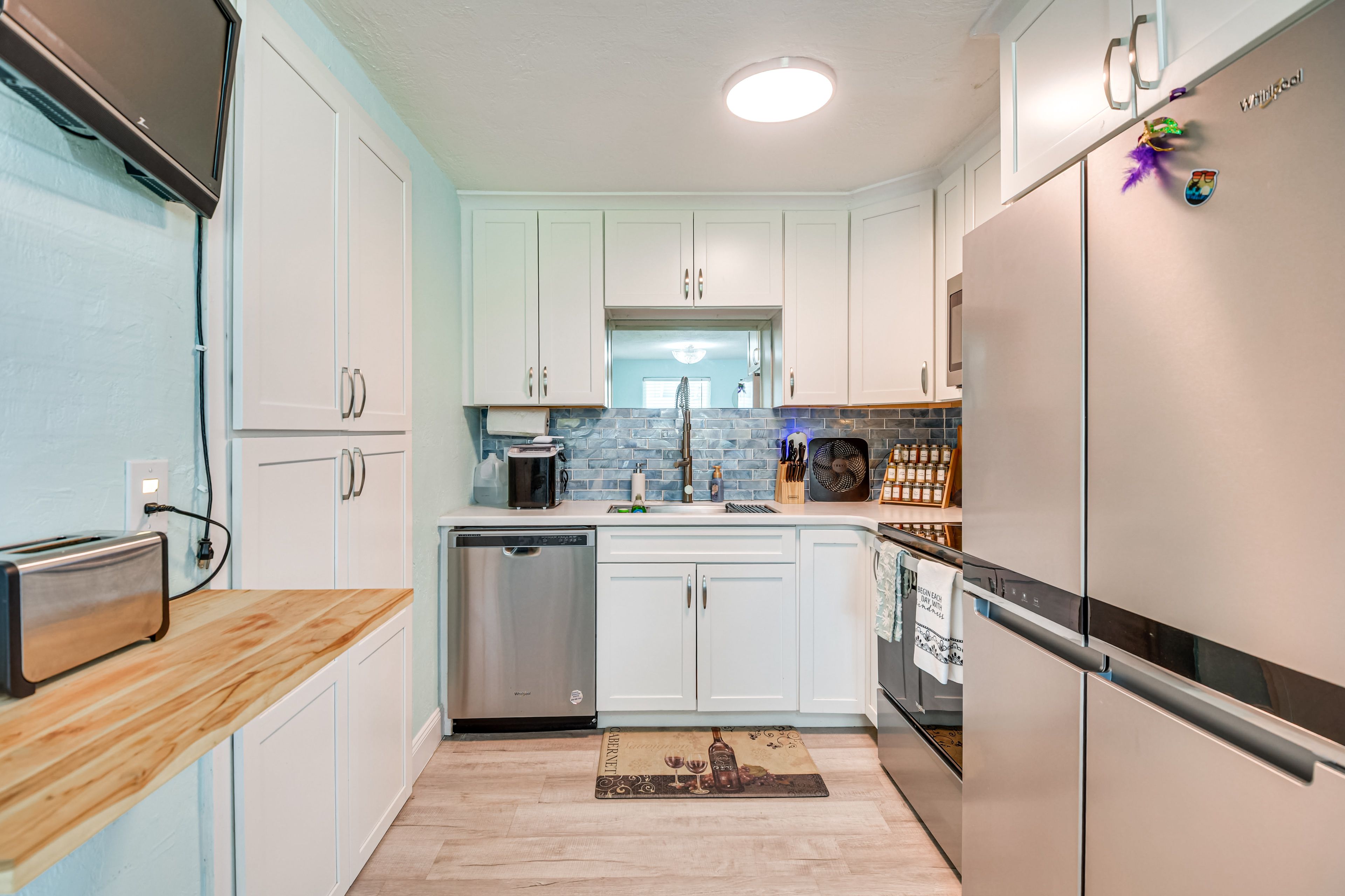 Kitchen | Keurig Coffee Maker | Complimentary Spices