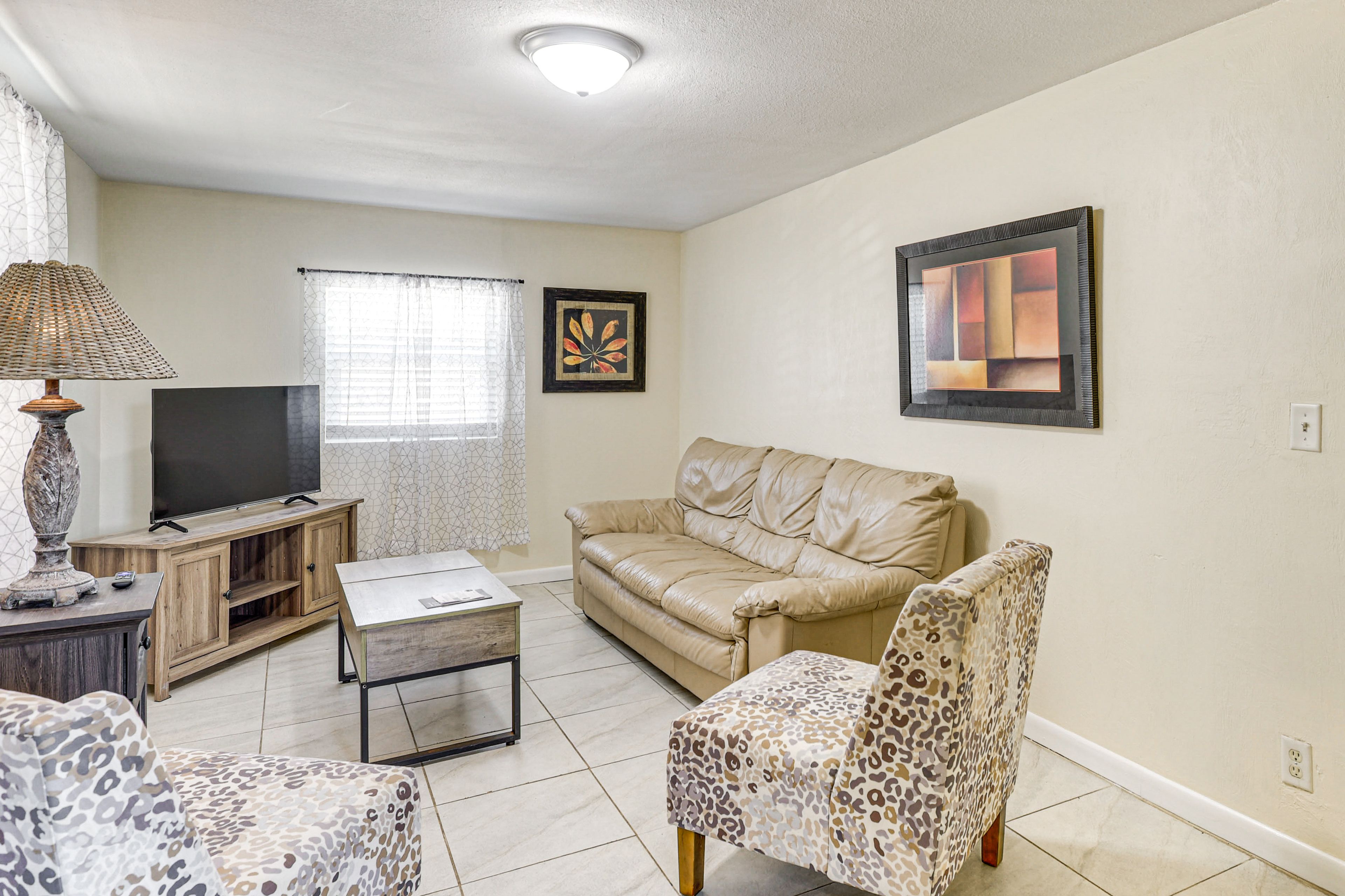Living Room | Free WiFi | Smart TV | Central A/C
