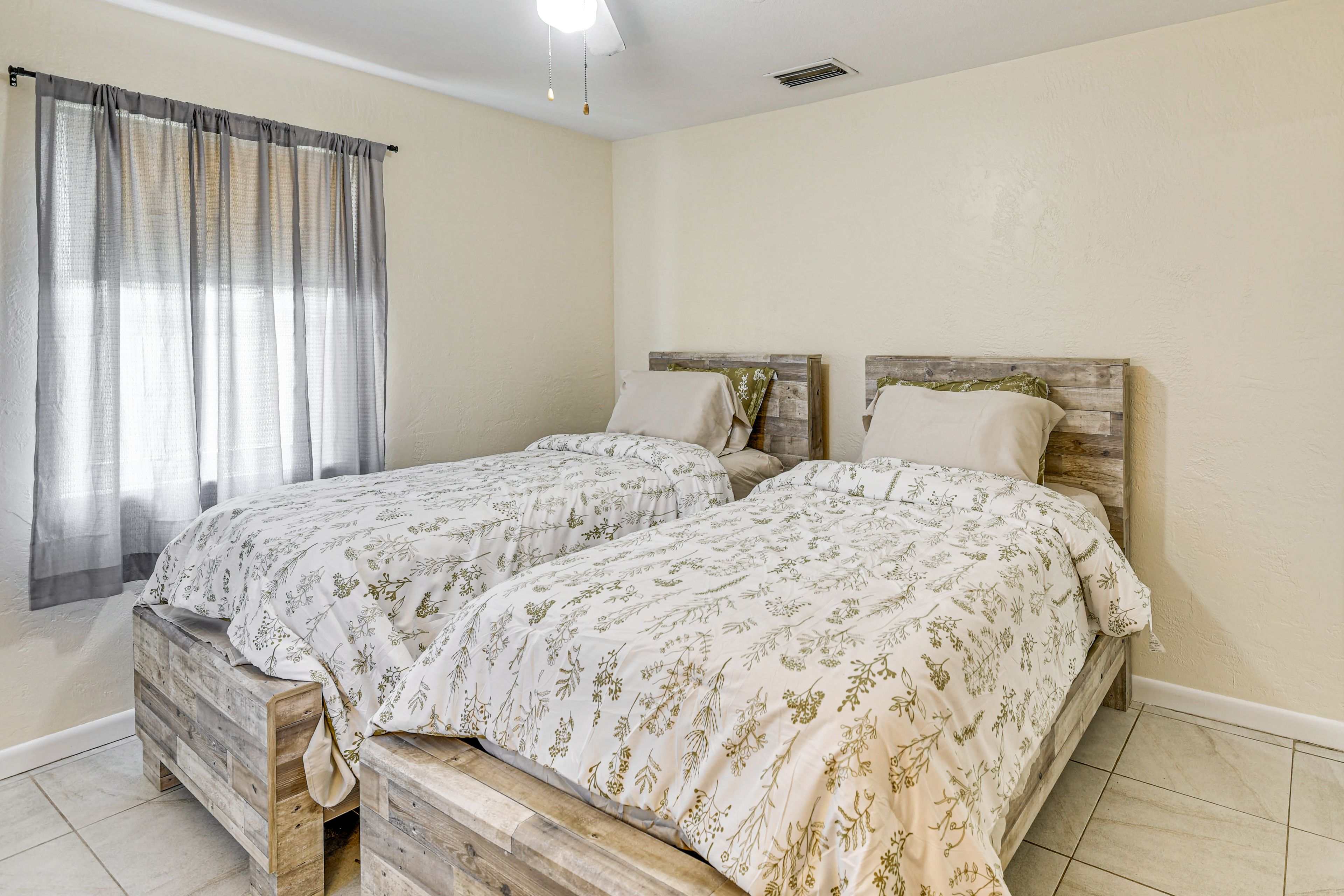 Bedroom 2 | 2 Twin Beds