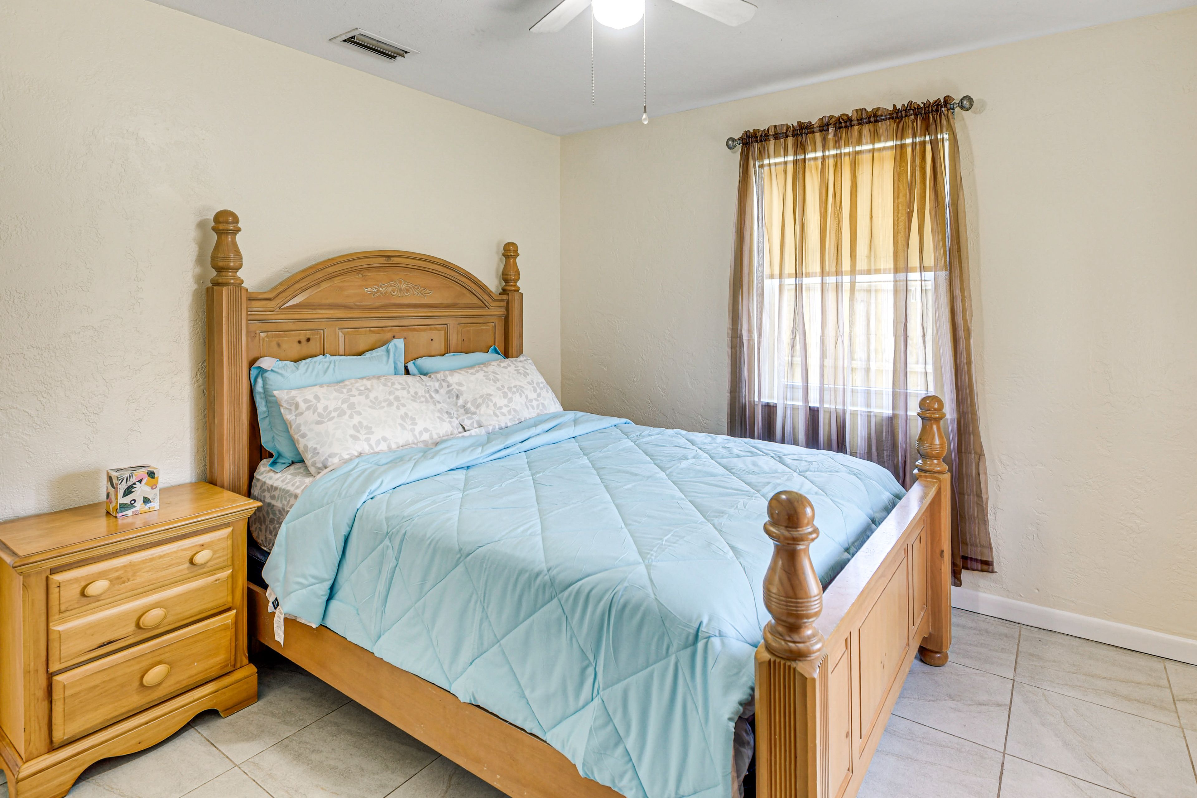 Bedroom 1 | Queen Bed