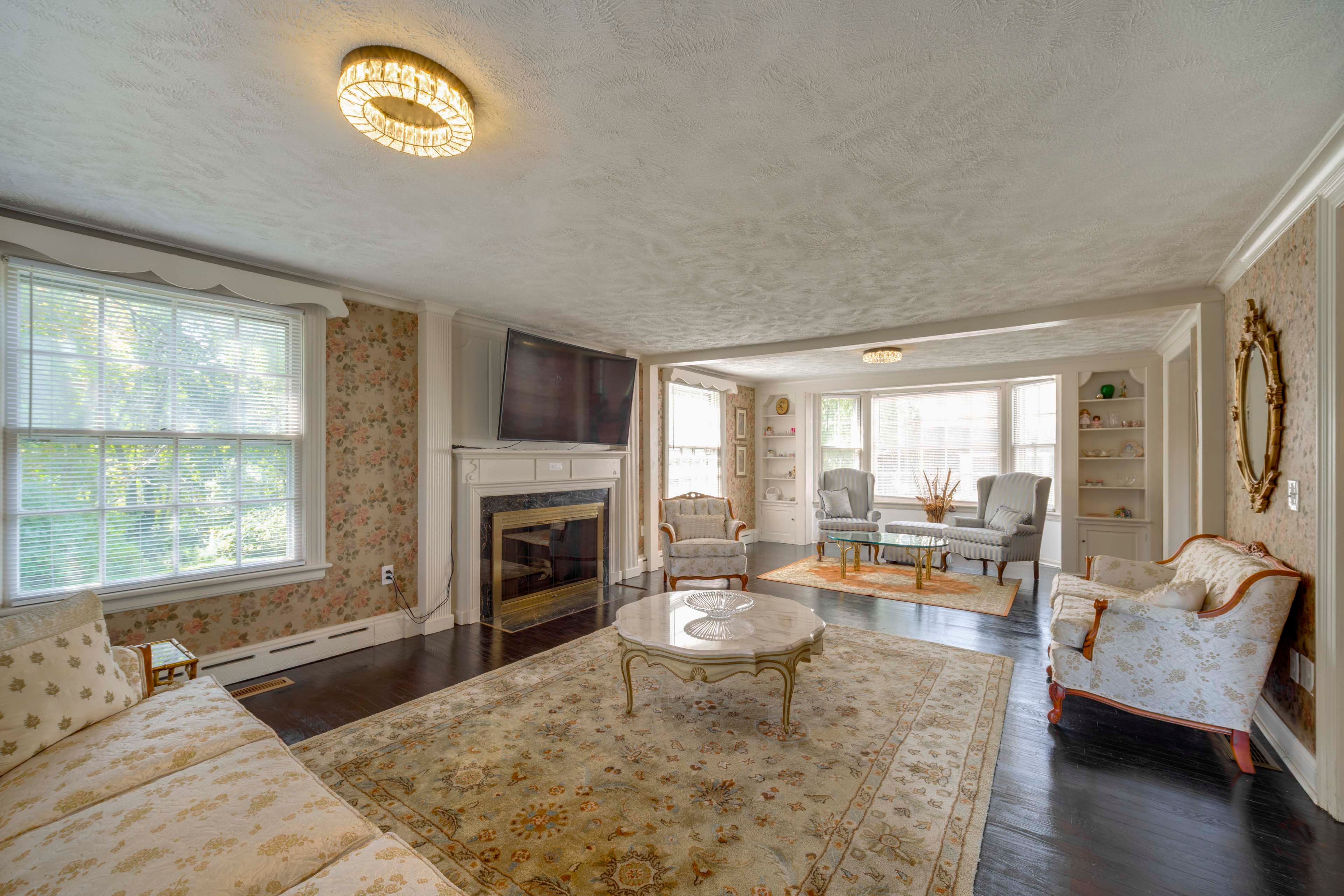 Living Room | Free WiFi | Central A/C