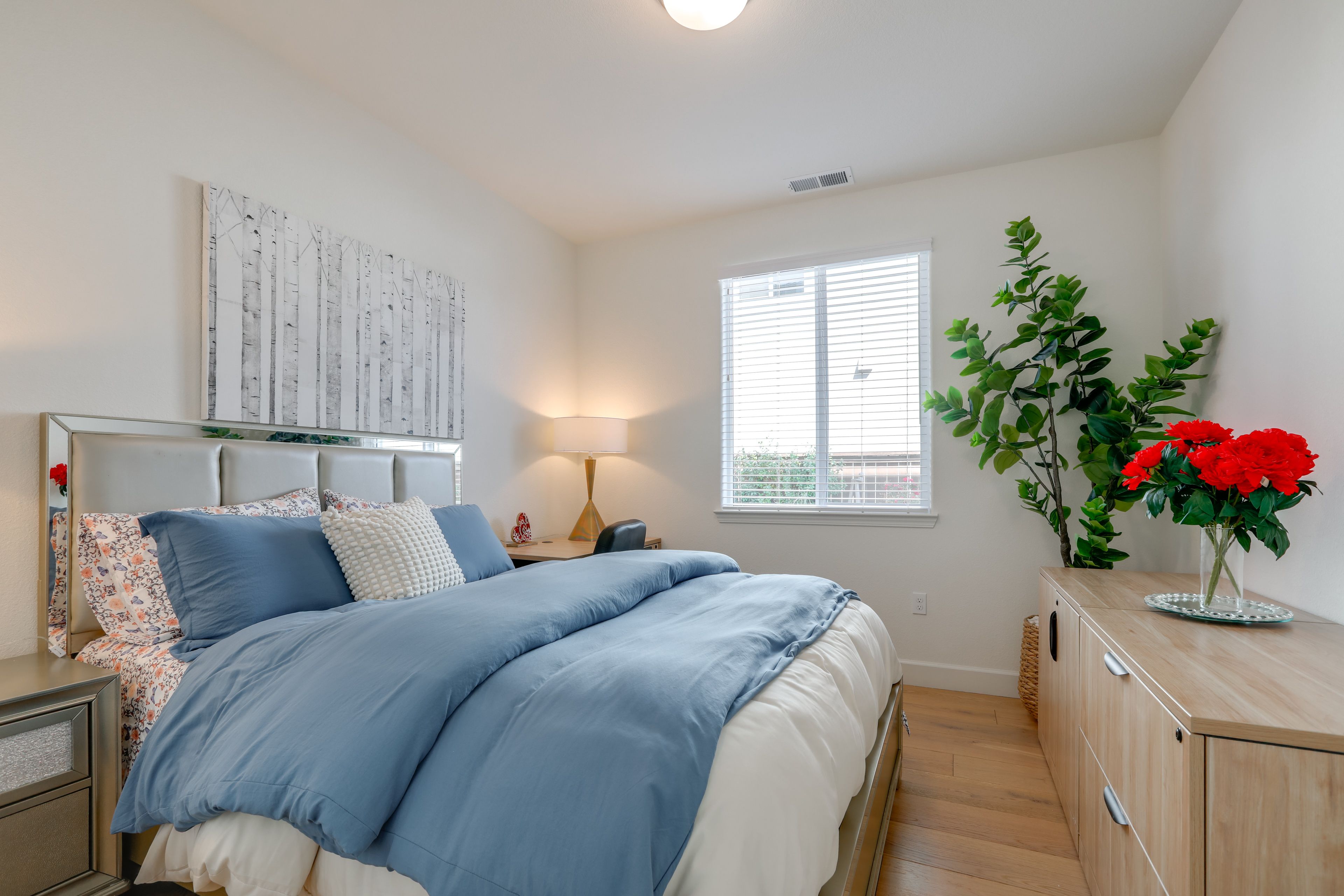 Bedroom | Queen Bed | Workspace