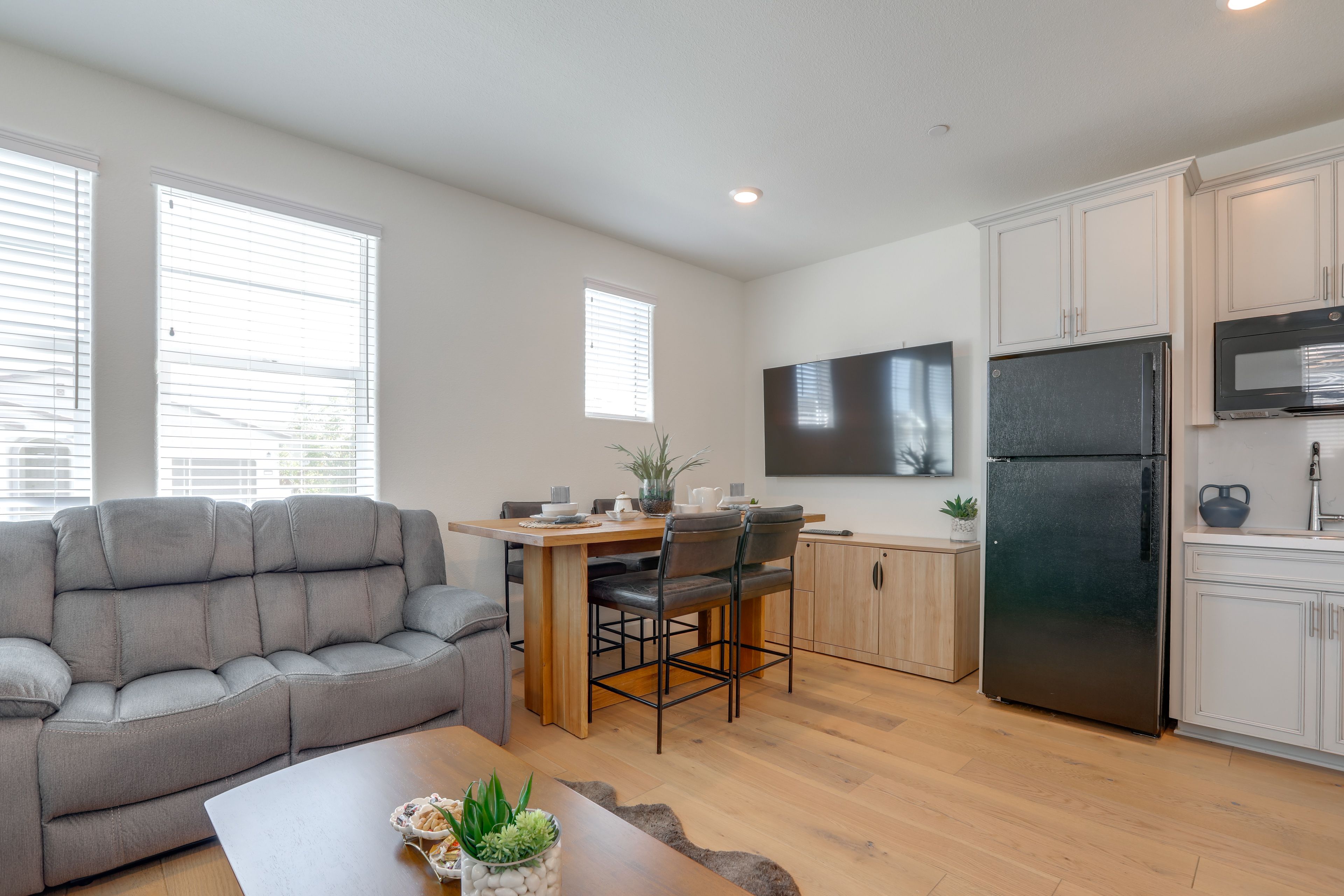 Dining Area | Dishware/Flatware Provided | Smart TV