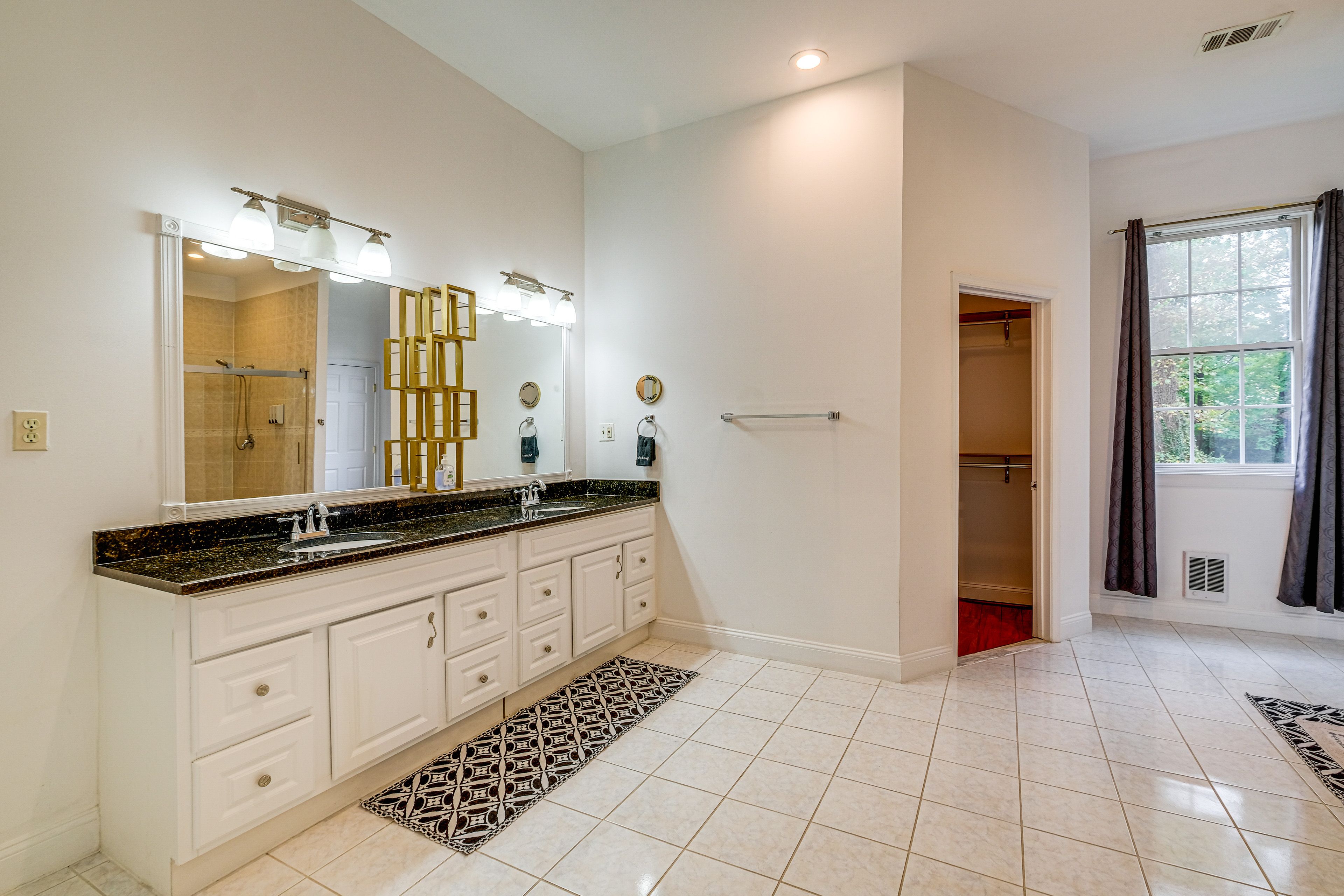 En-Suite Bathroom | 2nd Floor