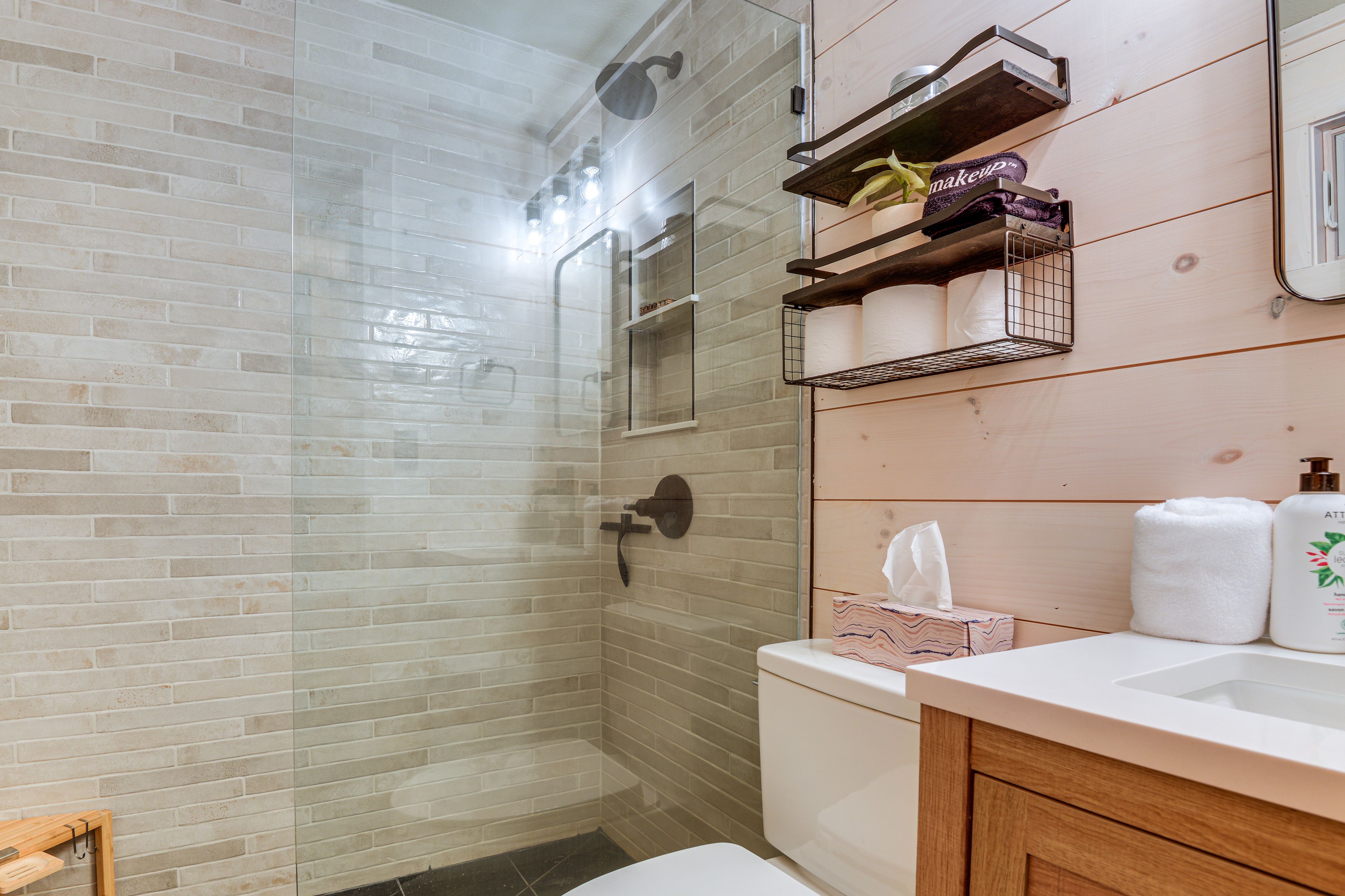 Full Bathroom | Towels Provided | 1st Floor
