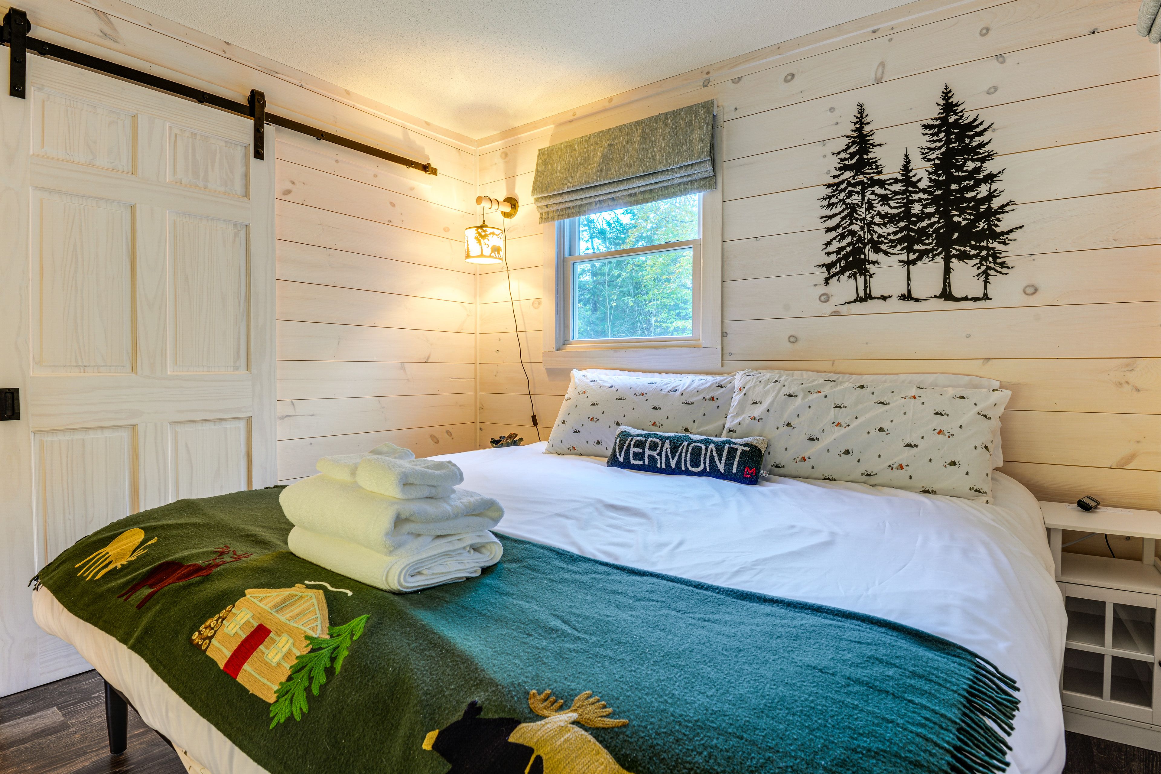Bedroom 1 | King Bed | Smart TV | 1st Floor