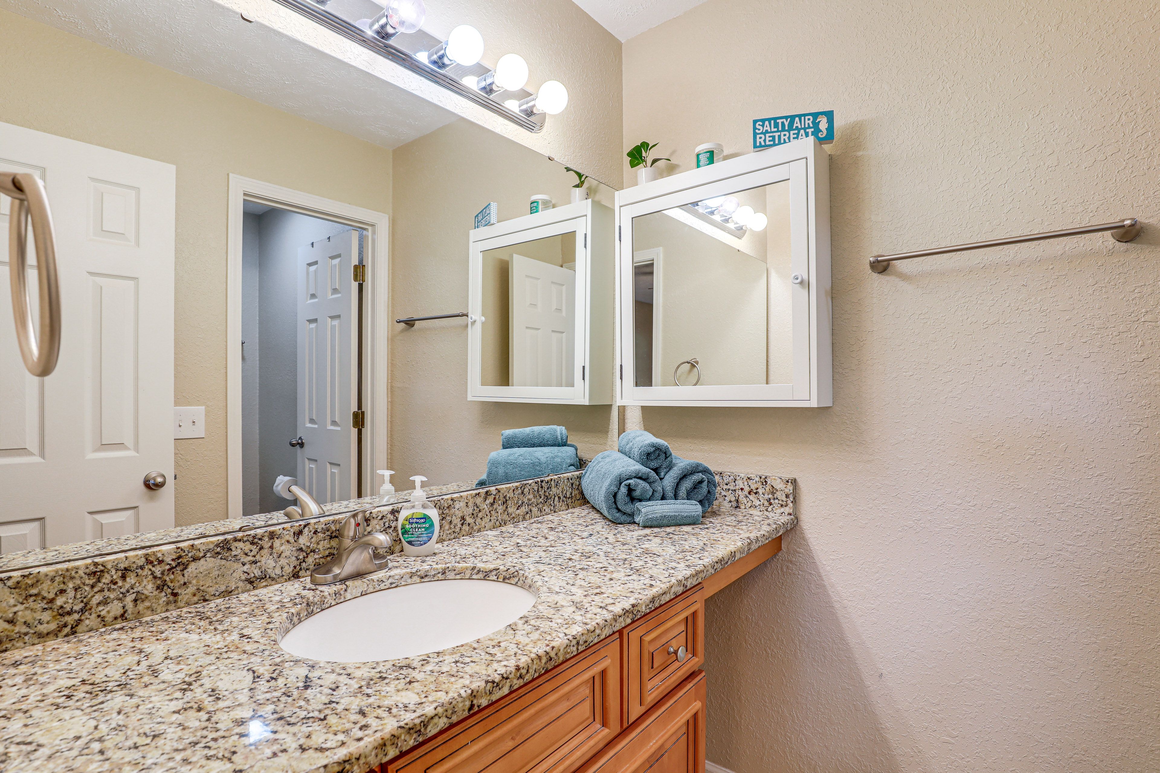 Full Bathroom | Towels Provided