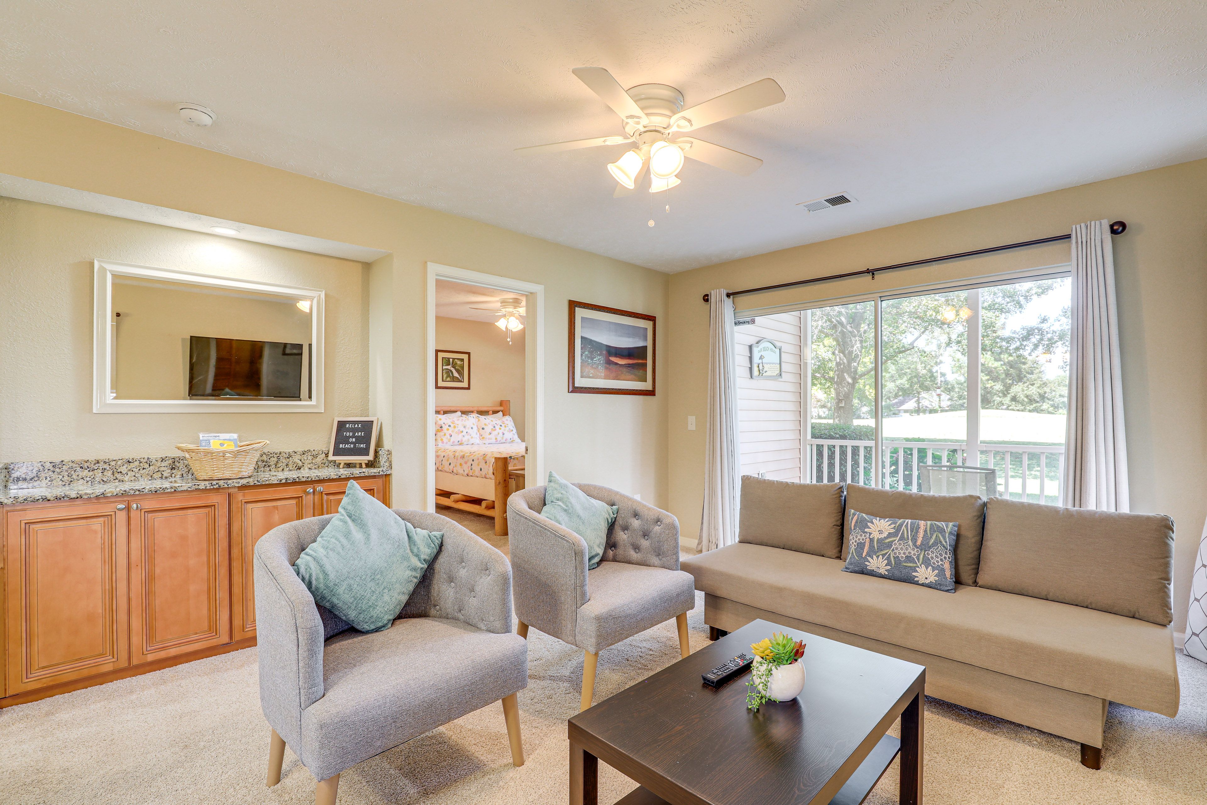 Living Room | Twin Sleeper Sofa | Free WiFi | Smart TV